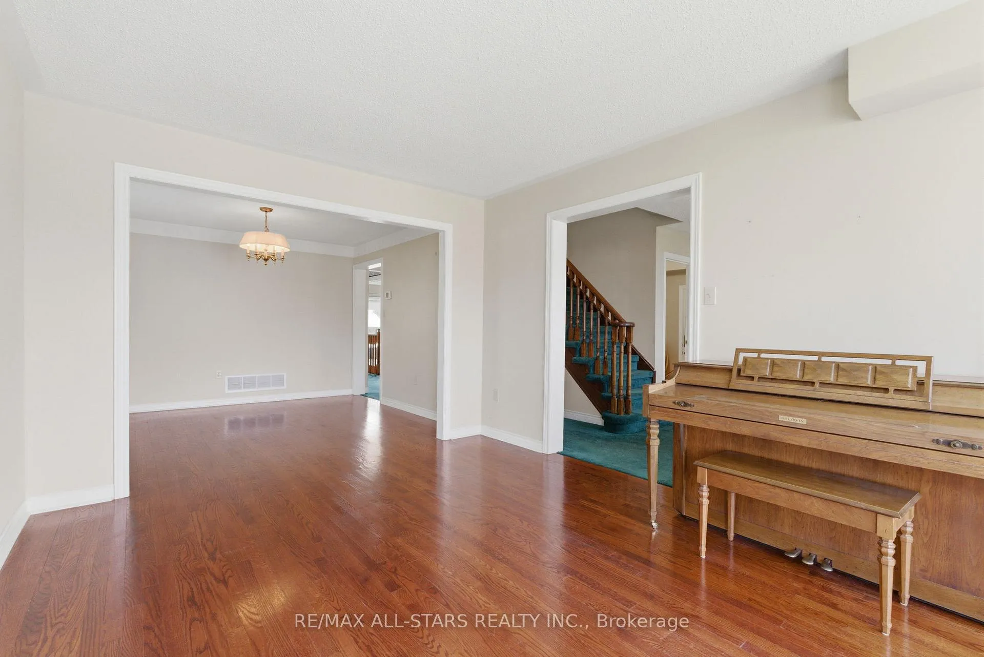 Photo 5 of 7 Remion Crescent, Uxbridge — HOMEH