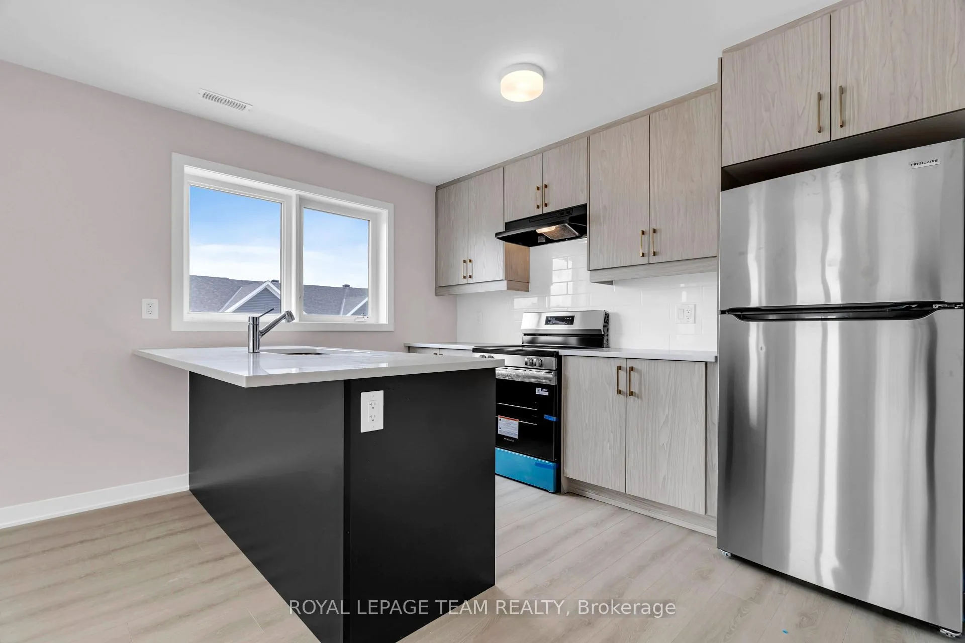 Photo 8 of 810 Parnian Private, Ottawa, Barrhaven - Half Moon Bay — HOMEH