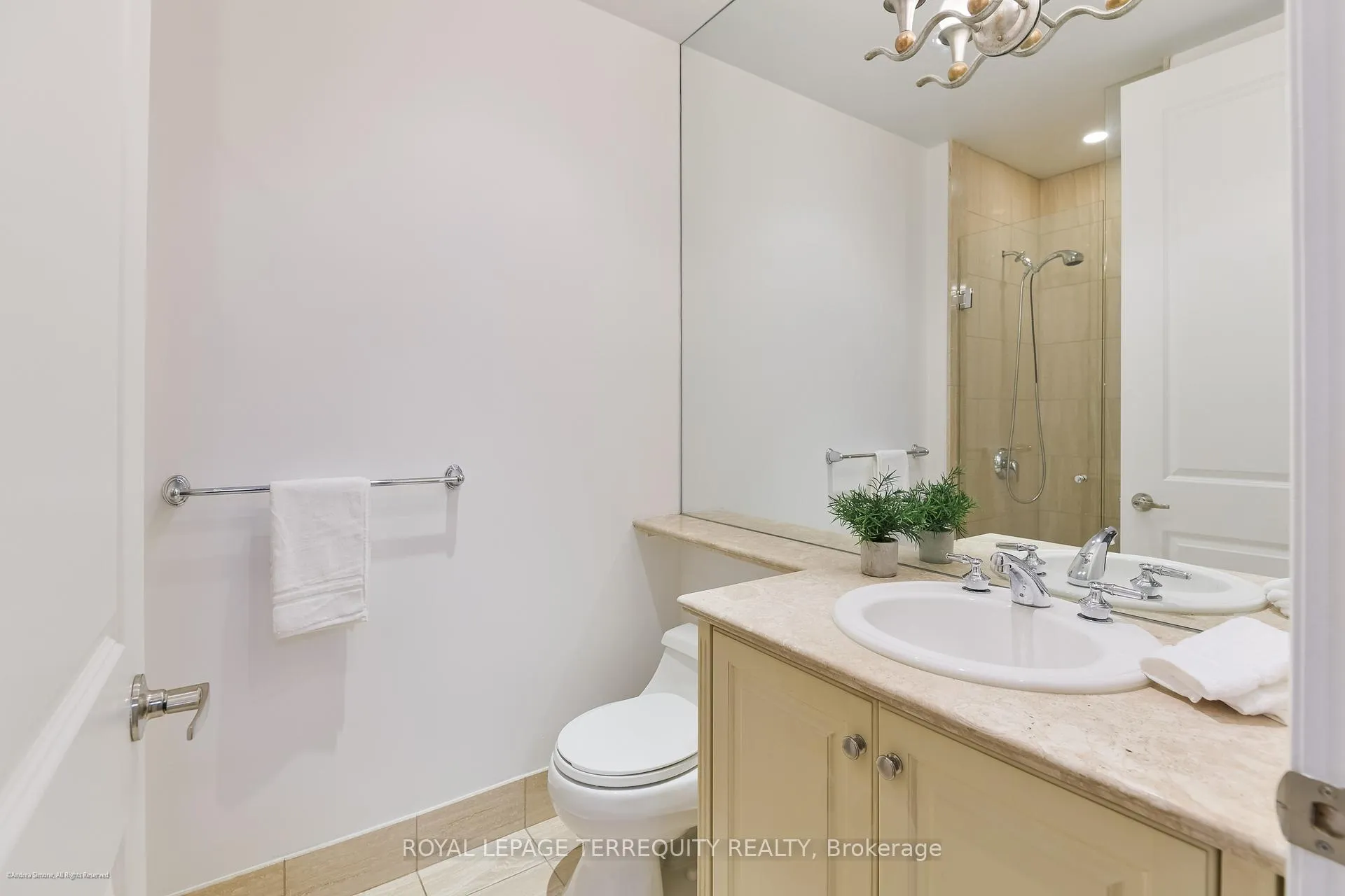 Photo 4 of Unit 406, 48 St Clair Avenue W, Toronto, Yonge-St. Clair — HOMEH
