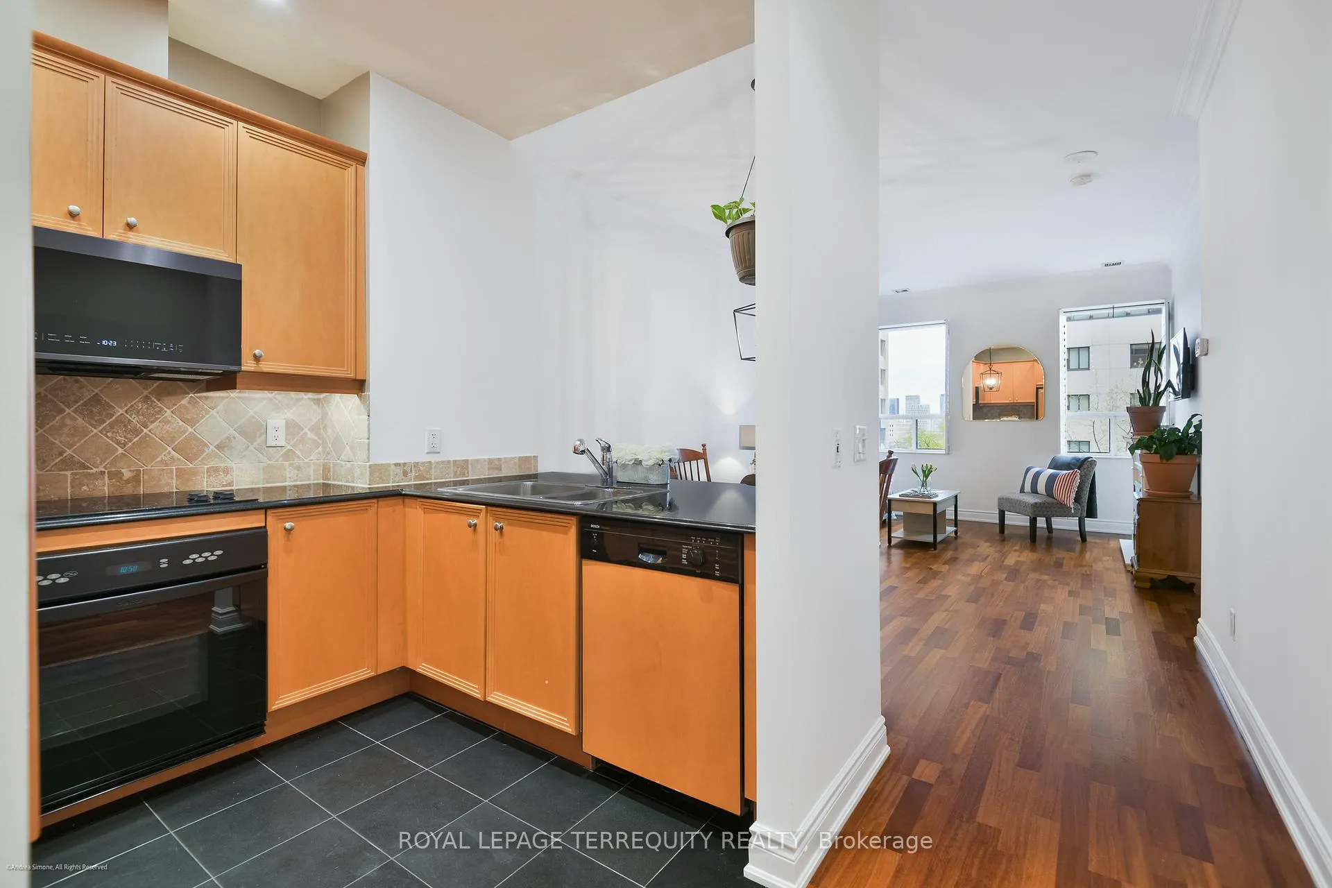 Photo 8 of Unit 406, 48 St Clair Avenue W, Toronto, Yonge-St. Clair — HOMEH
