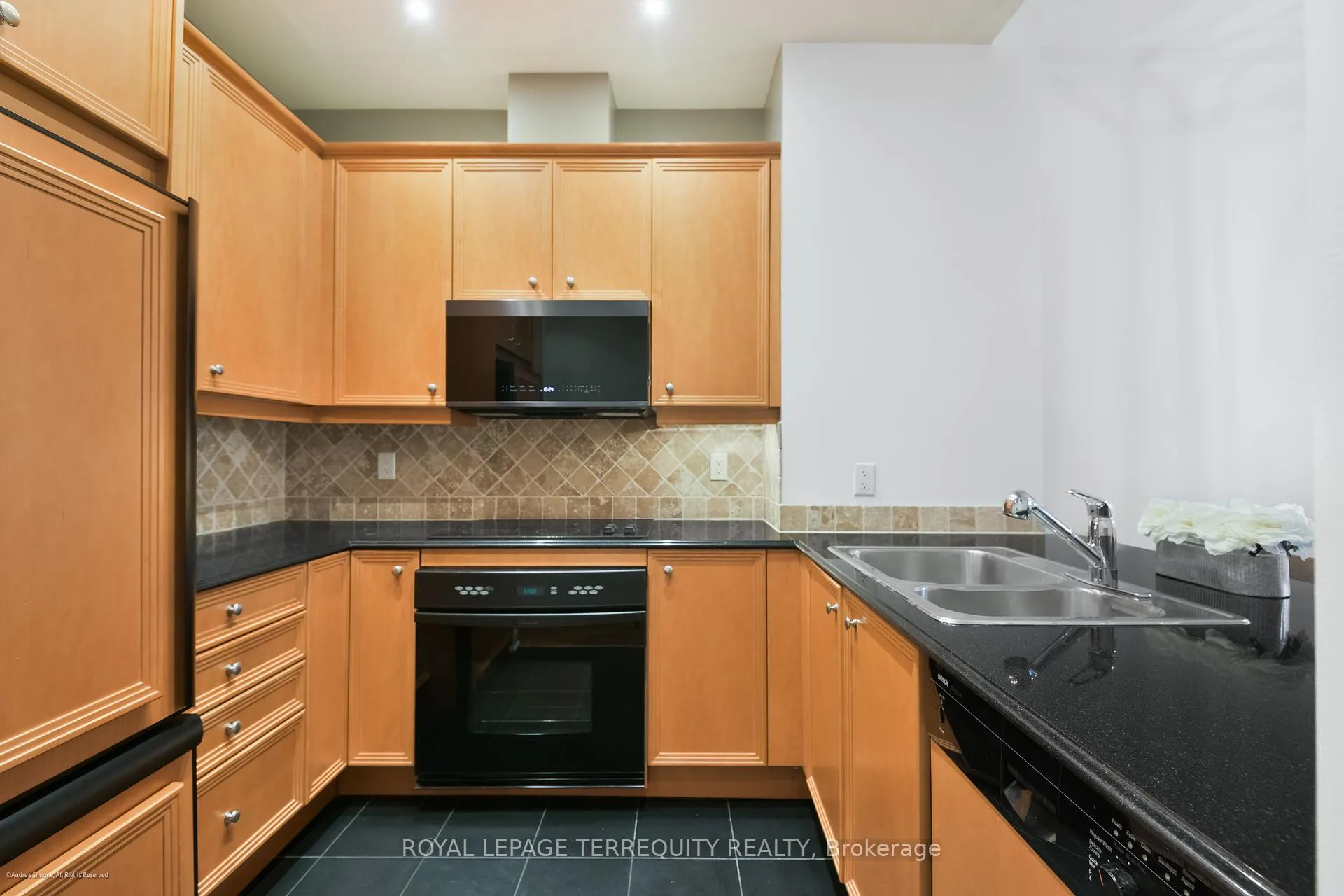 Photo 9 of Unit 406, 48 St Clair Avenue W, Toronto, Yonge-St. Clair — HOMEH