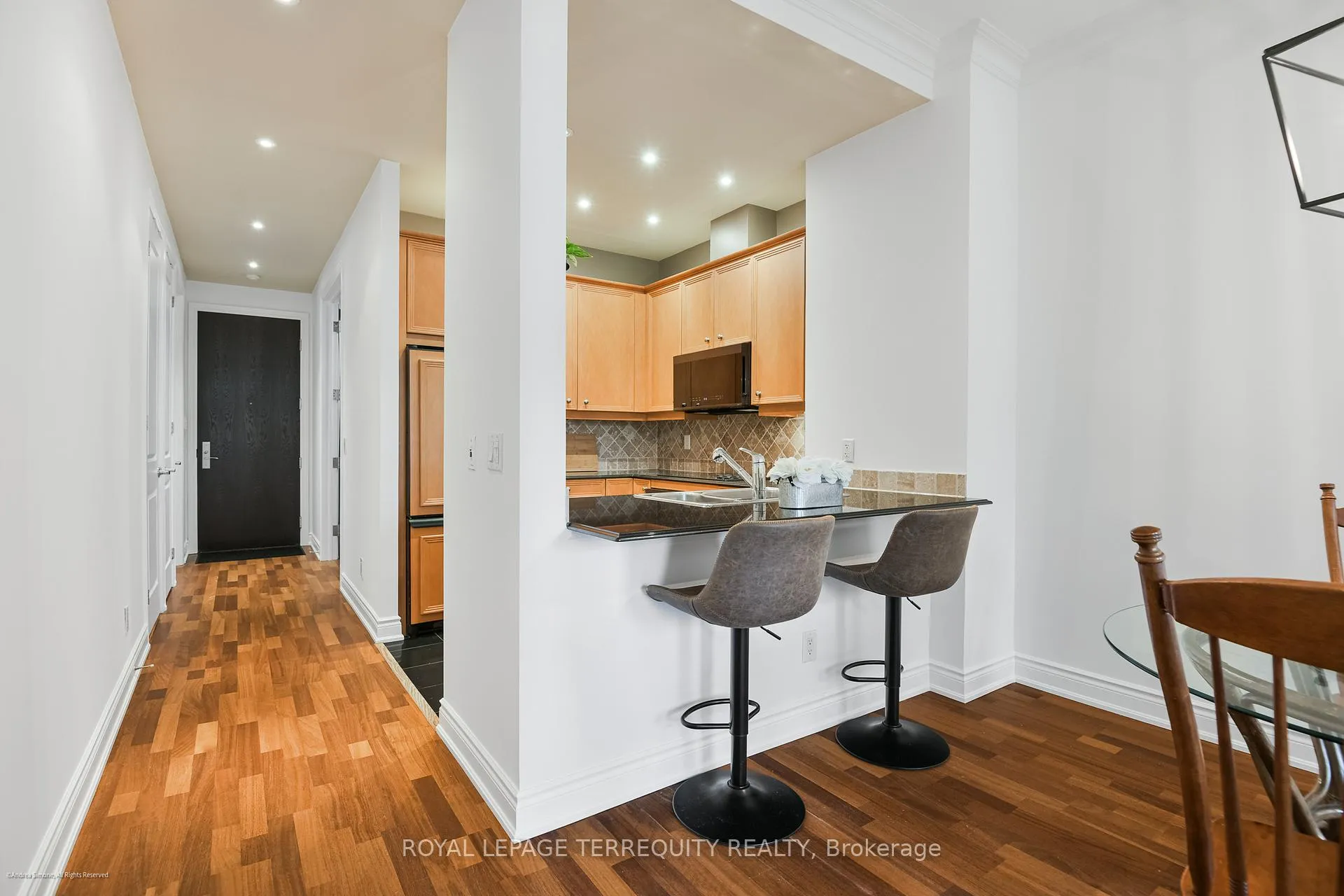 Photo 10 of Unit 406, 48 St Clair Avenue W, Toronto, Yonge-St. Clair — HOMEH