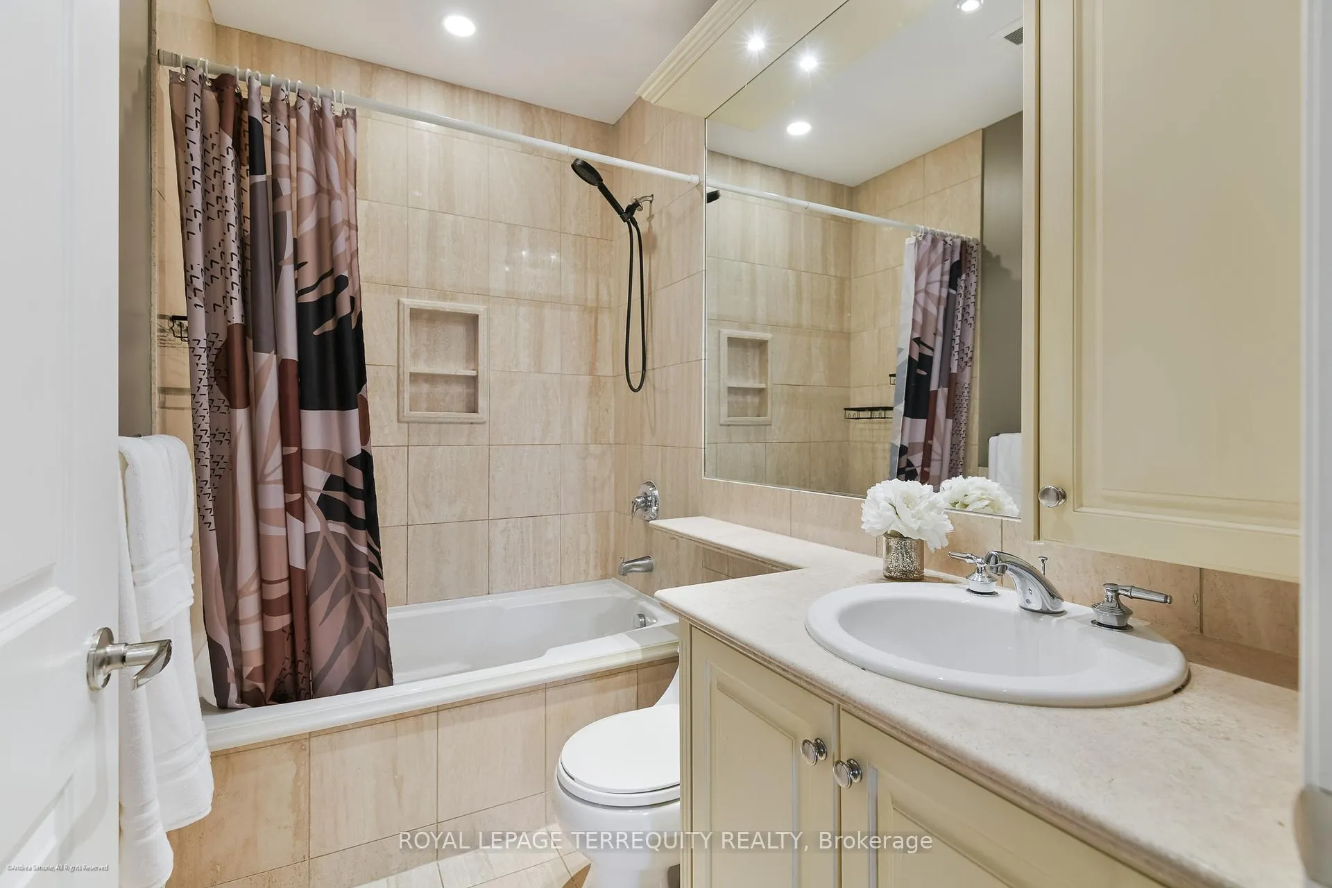 Photo 19 of Unit 406, 48 St Clair Avenue W, Toronto, Yonge-St. Clair — HOMEH