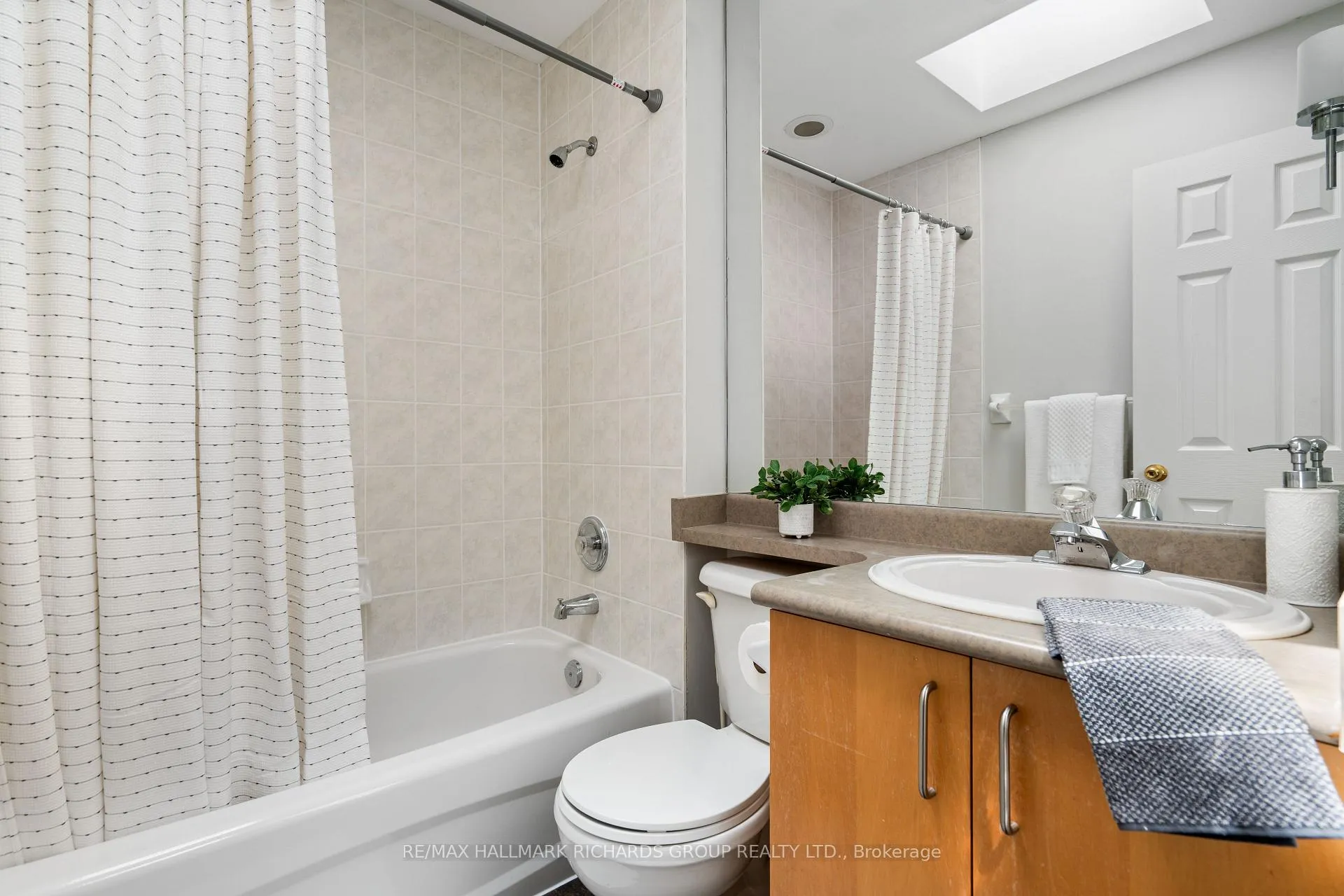 Photo 22 of 724F Kingston Road, Toronto, East End-Danforth — HOMEH