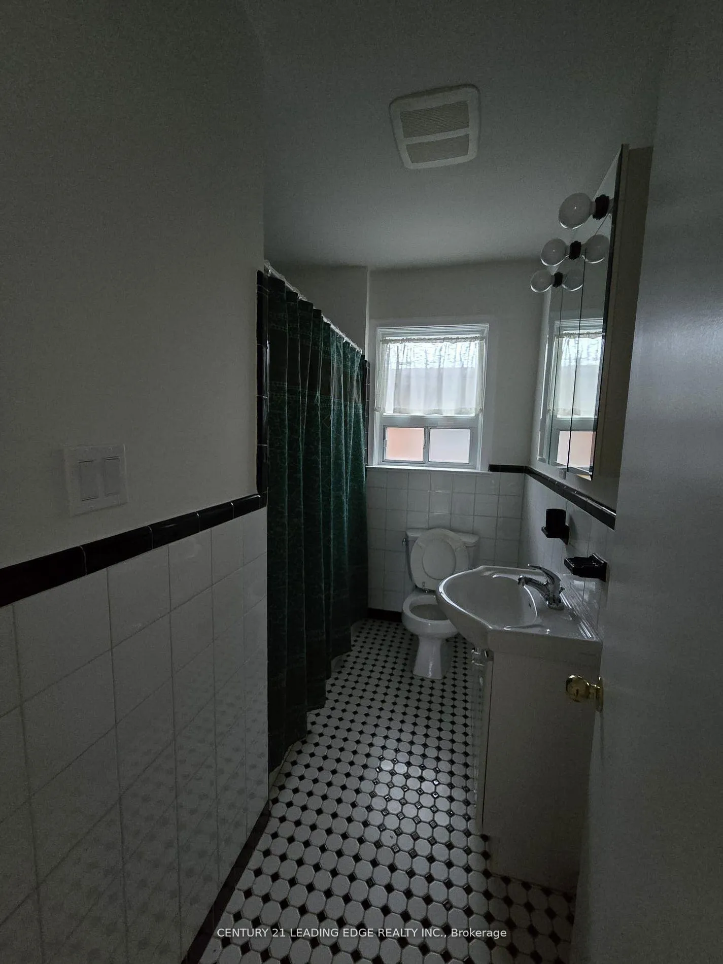 Photo 2 of Unit MAIN, 65 Moore Street, Brampton, Brampton West — HOMEH