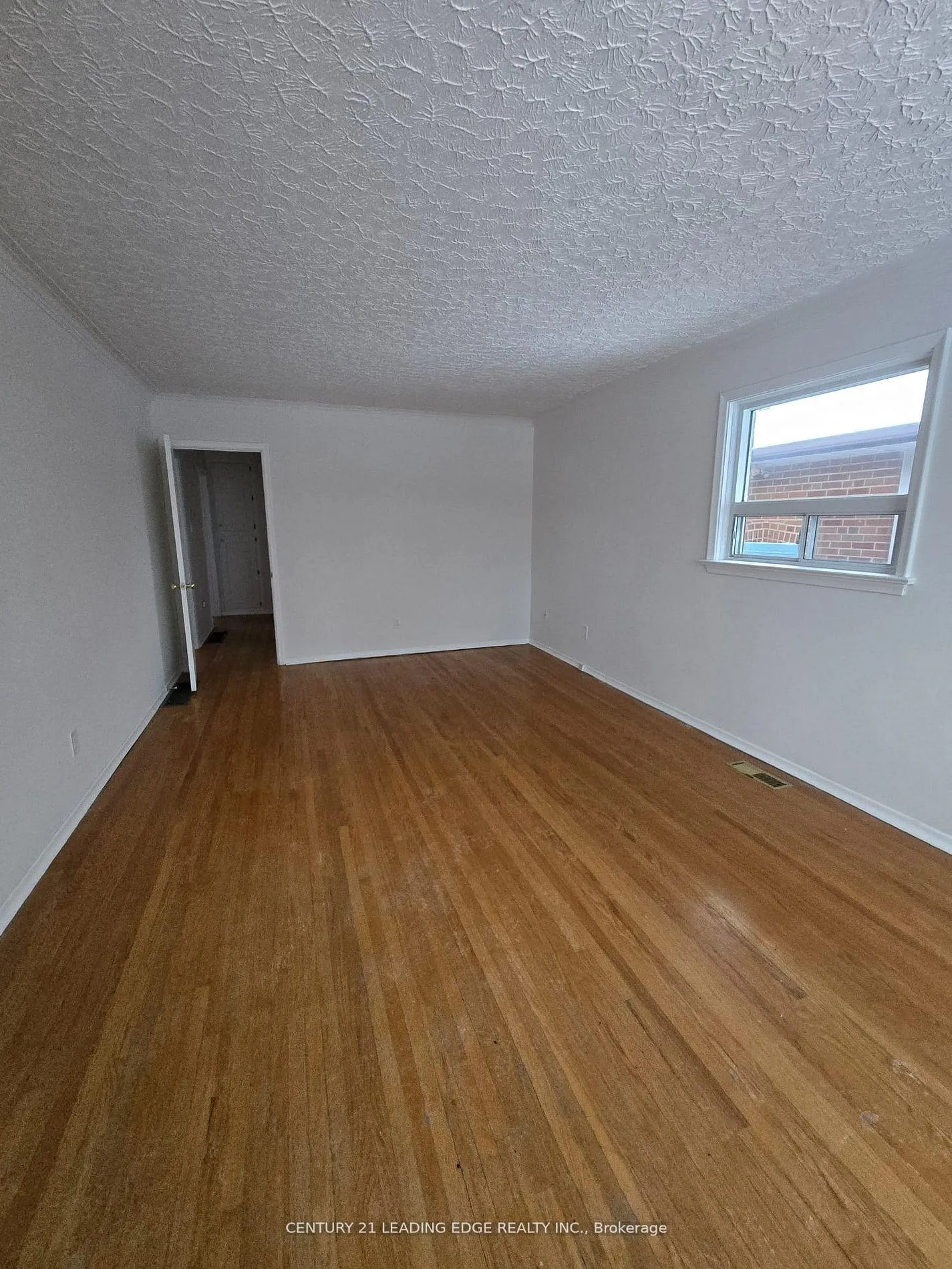 Photo 4 of Unit MAIN, 65 Moore Street, Brampton, Brampton West — HOMEH