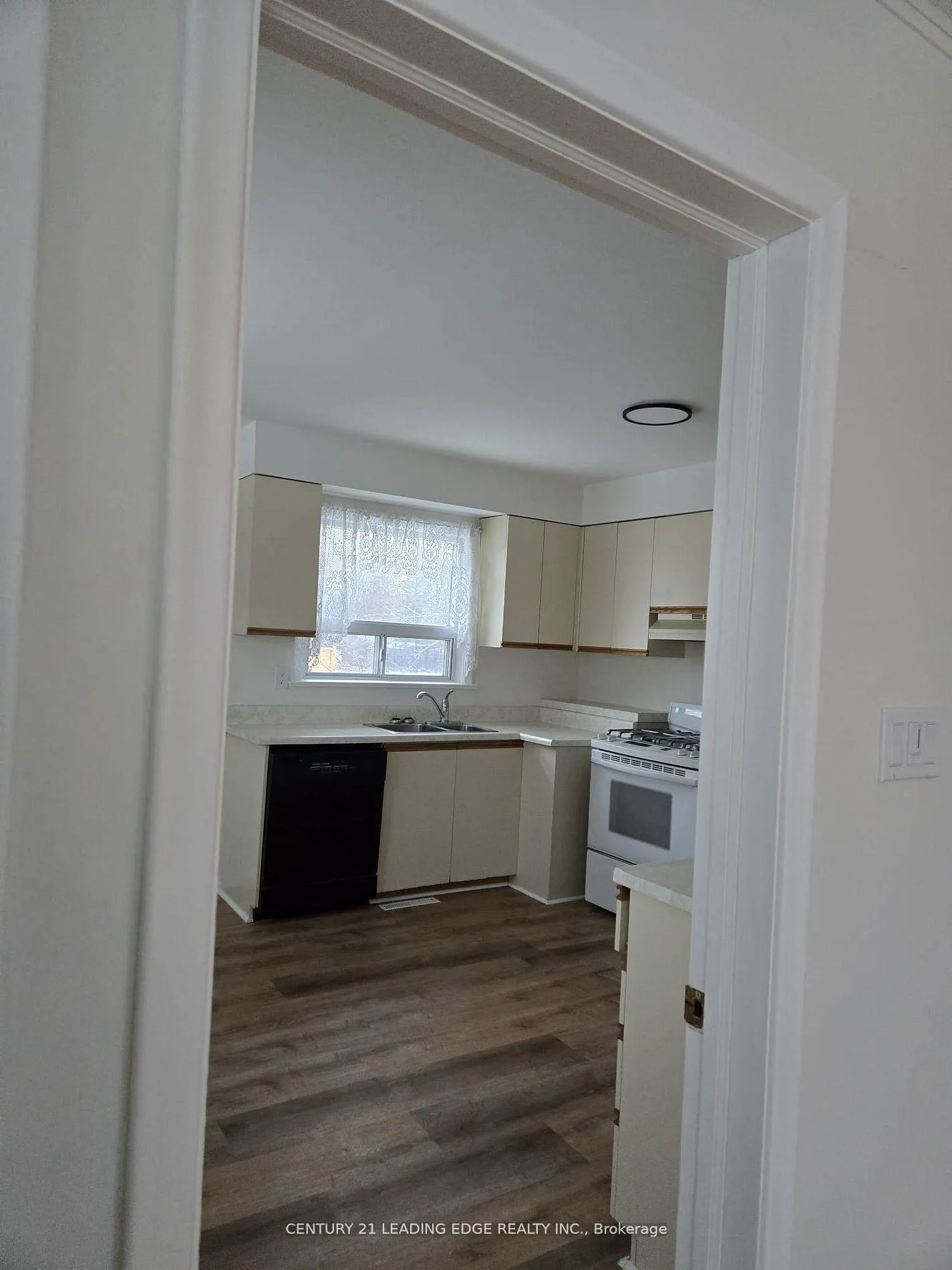Photo 7 of Unit MAIN, 65 Moore Street, Brampton, Brampton West — HOMEH