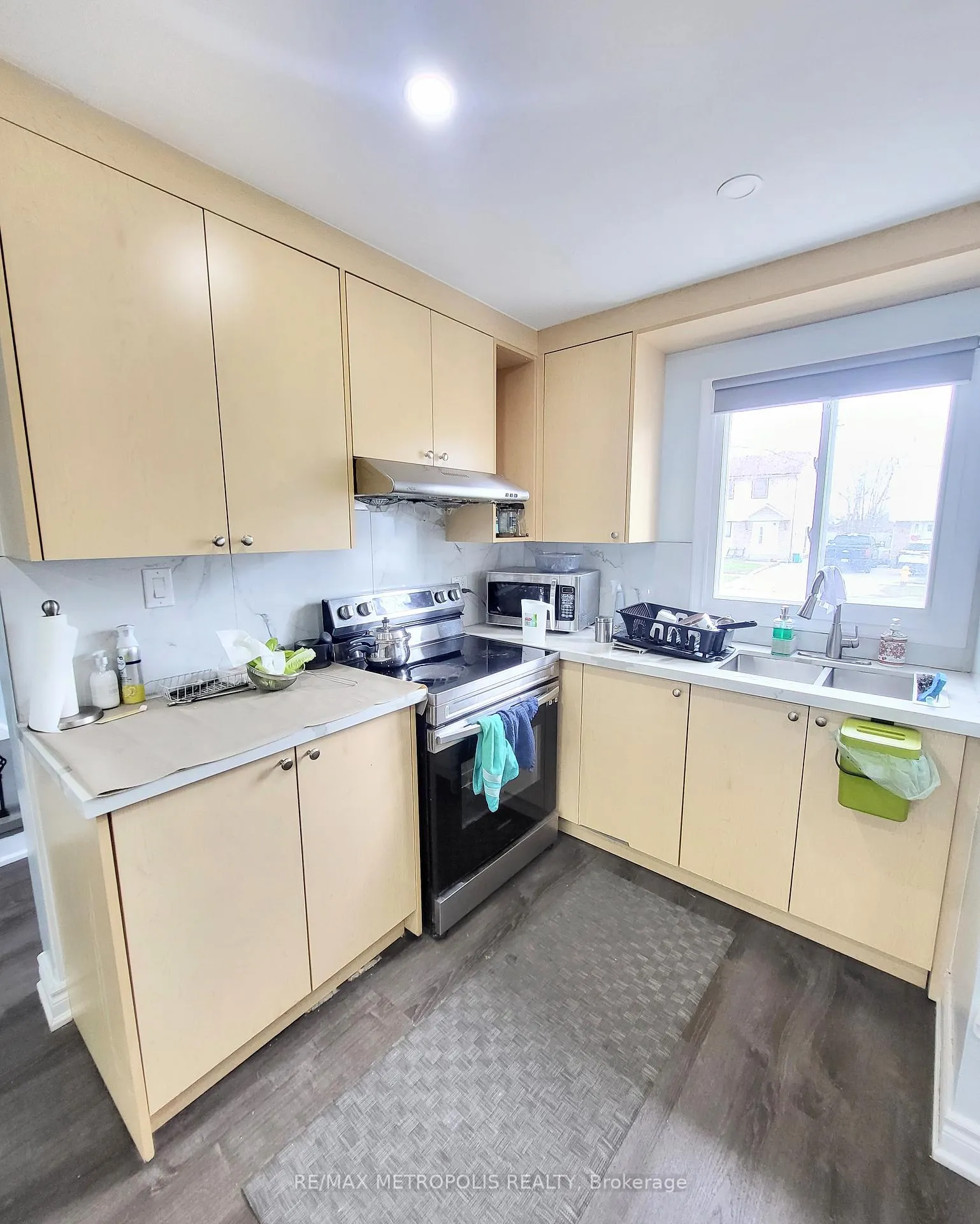 Photo 4 of Unit Main & Upper, 1192 Oxford Street, Oshawa, Lakeview — HOMEH