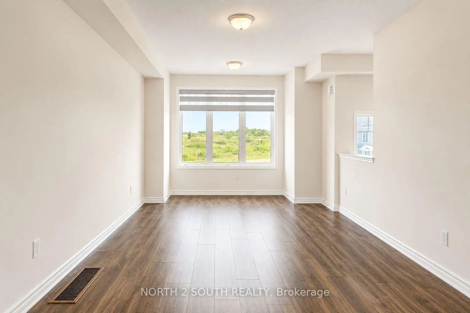Photo 5 of 30 Lana Circle, Wasaga Beach — HOMEH