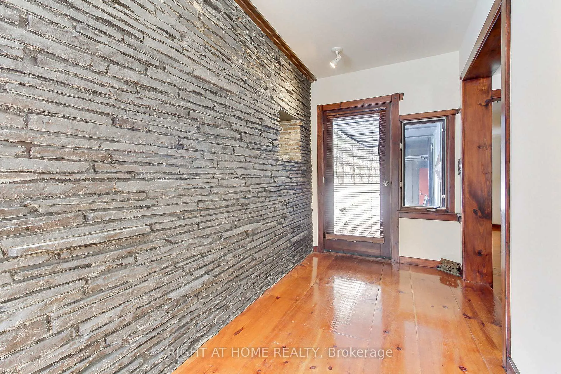 Photo 5 of 115 Valley Road, Vaughan, Kleinburg — HOMEH