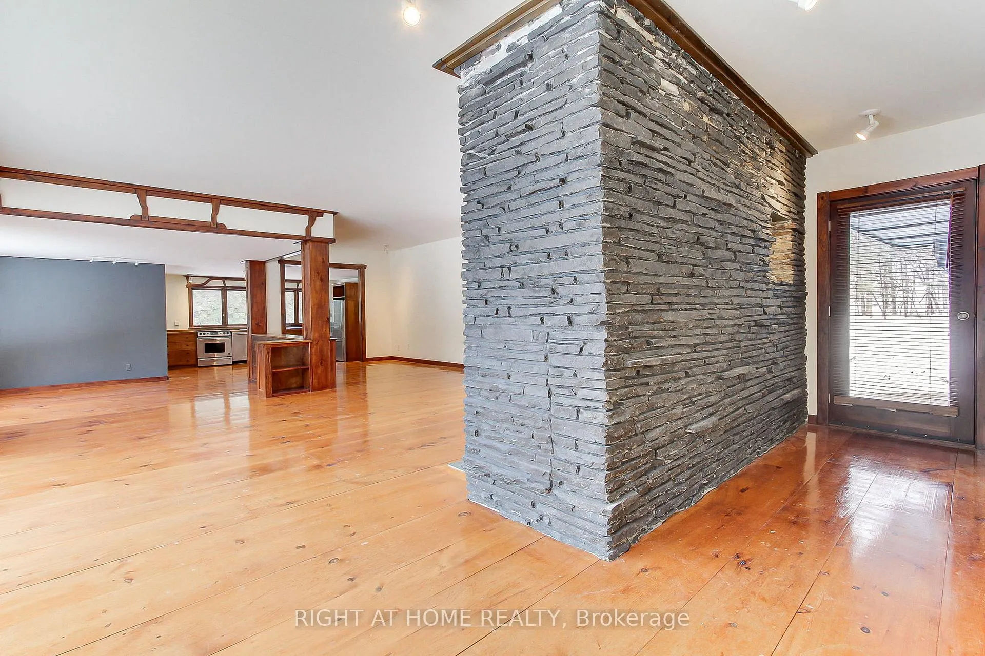 Photo 6 of 115 Valley Road, Vaughan, Kleinburg — HOMEH
