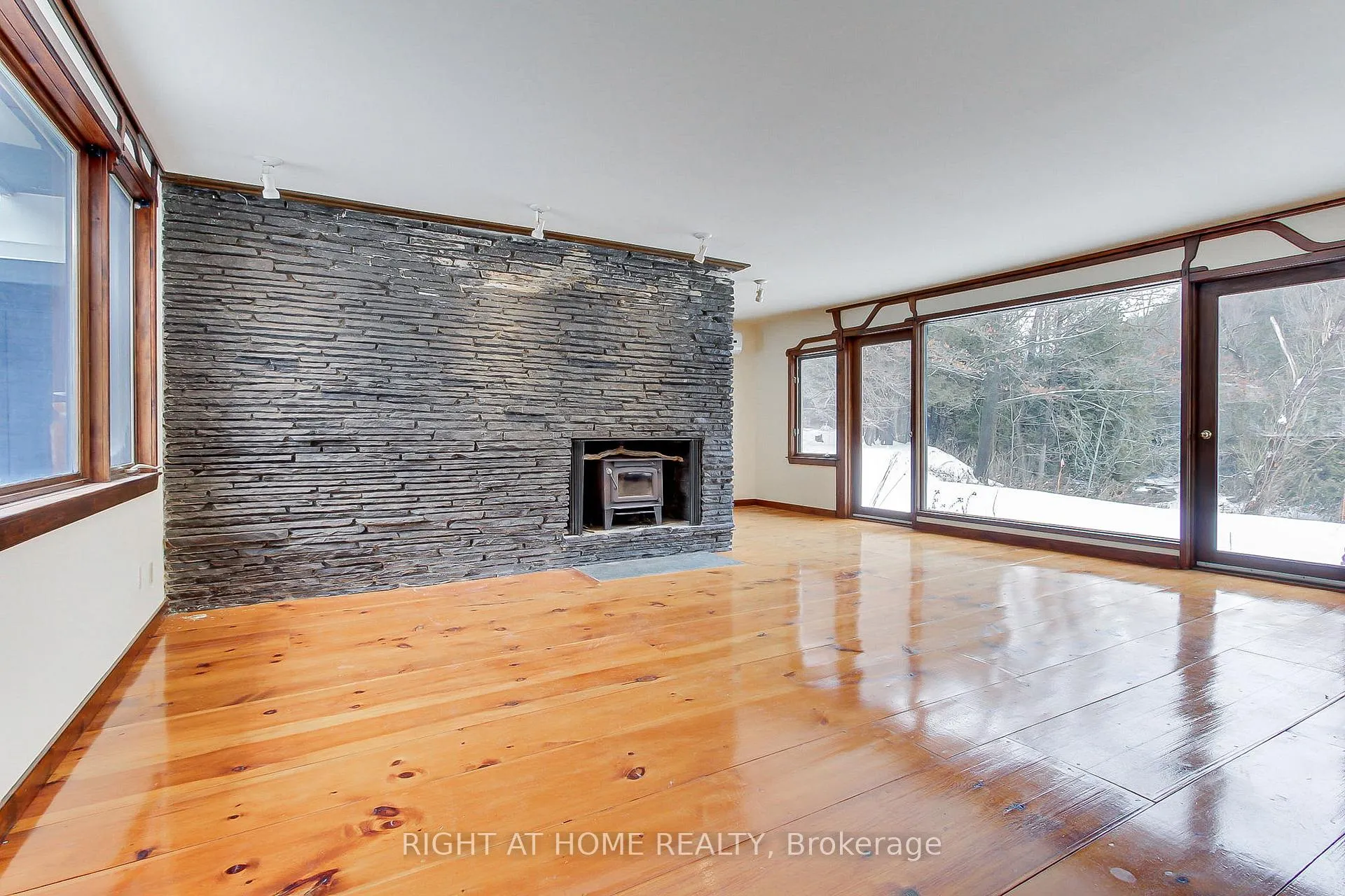 Photo 7 of 115 Valley Road, Vaughan, Kleinburg — HOMEH