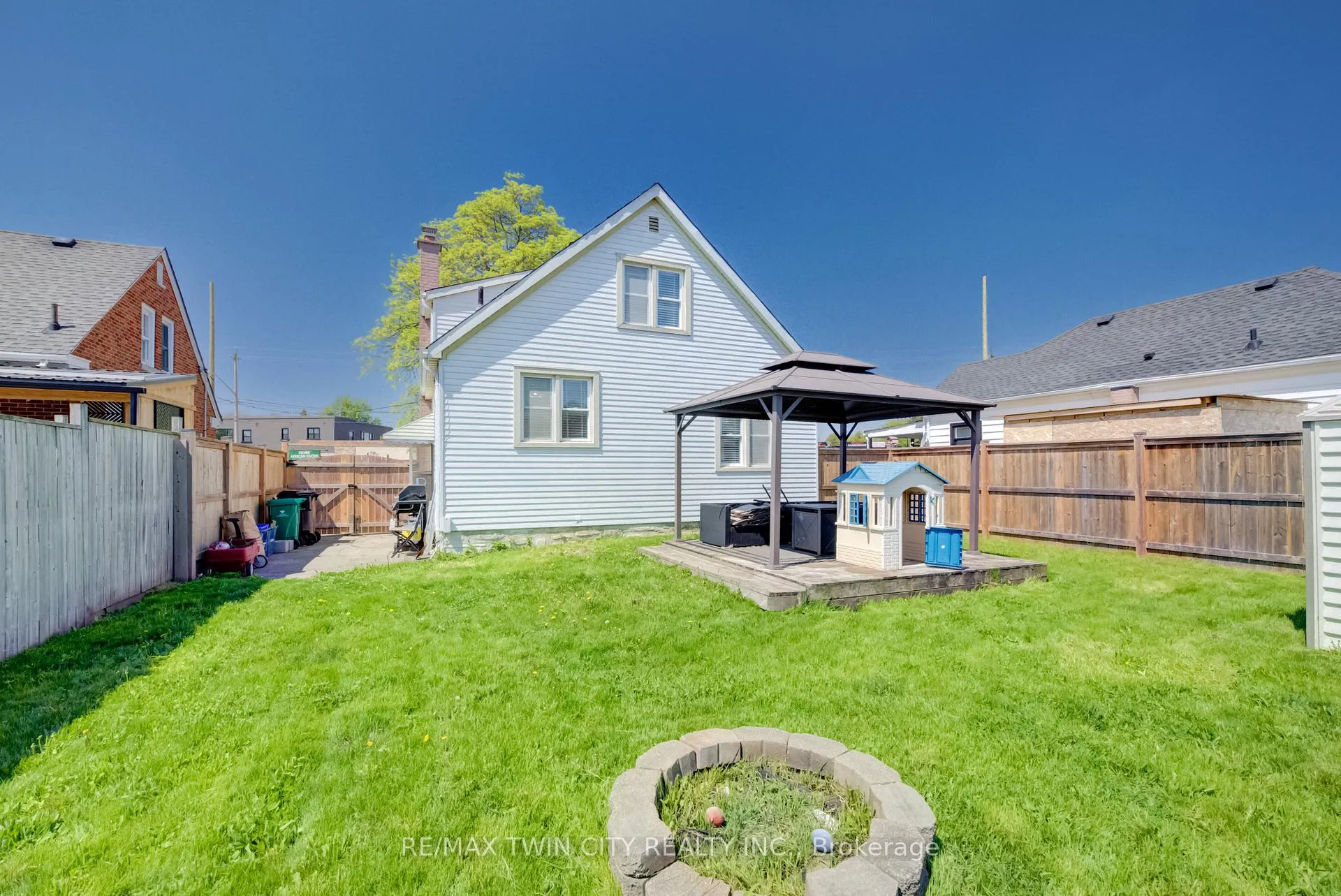 Photo 26 of 290 Lancaster Street W, Kitchener — HOMEH