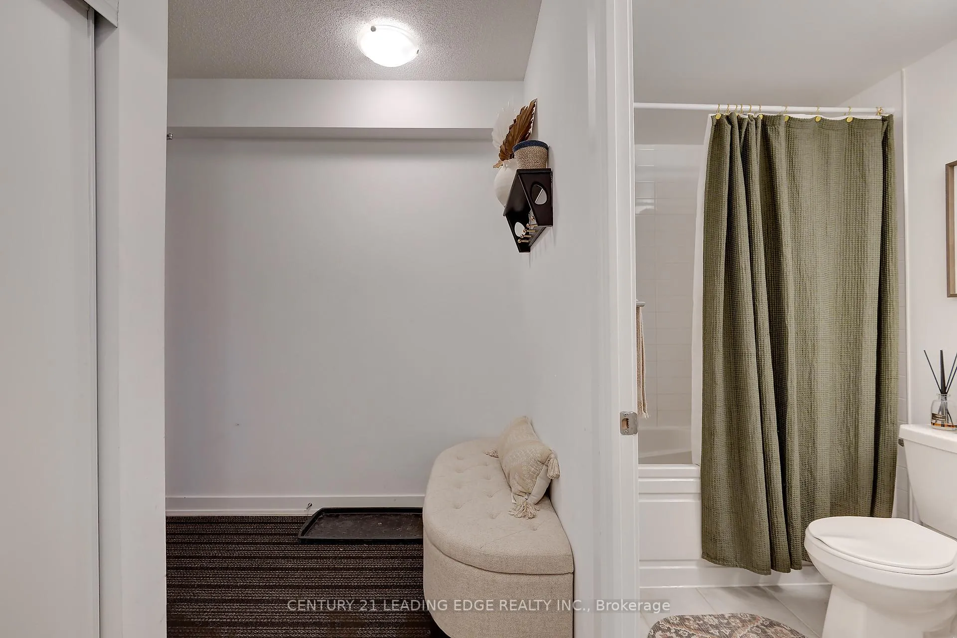 Photo 4 of Unit B211, 3200 Dakota Common, Burlington, Alton — HOMEH