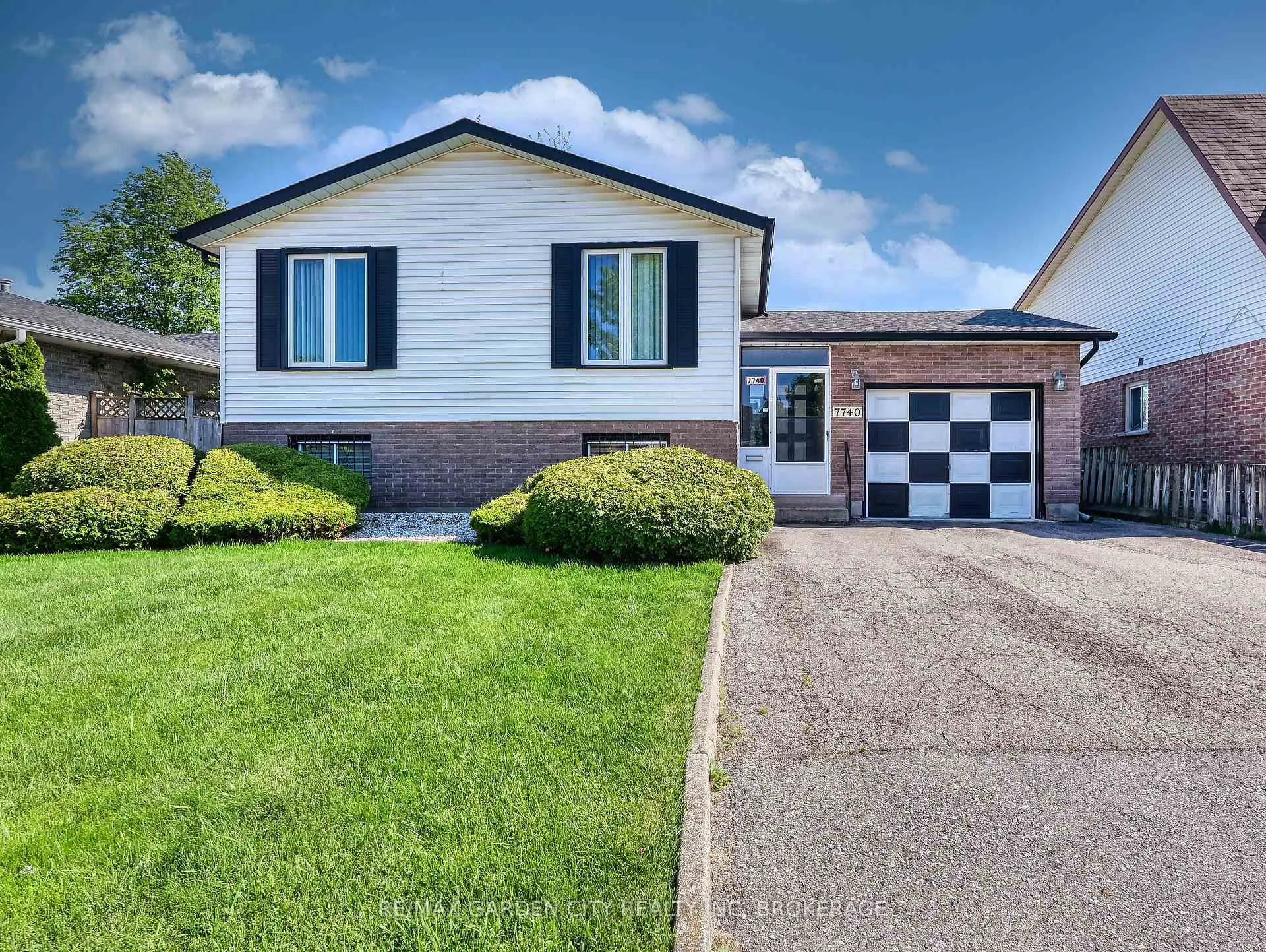 Photo 1 of 7740 Chorozy Street, Niagara Falls, Ascot — HOMEH