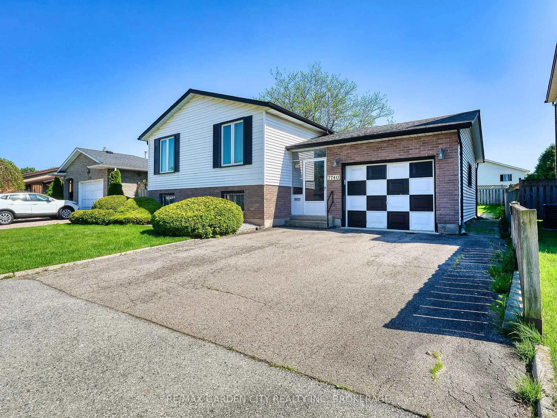 Photo 2 of 7740 Chorozy Street, Niagara Falls, Ascot — HOMEH