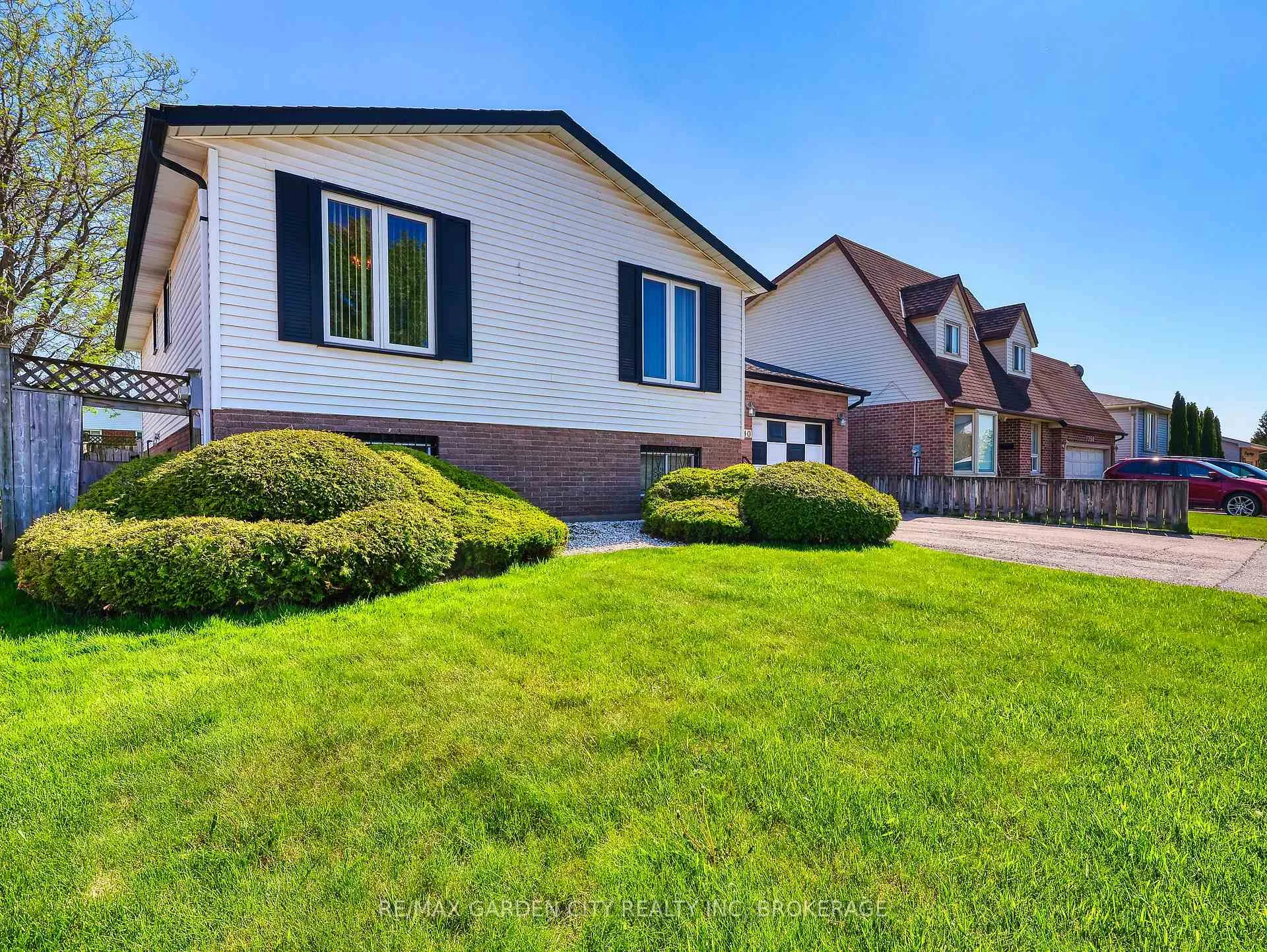 Photo 3 of 7740 Chorozy Street, Niagara Falls, Ascot — HOMEH