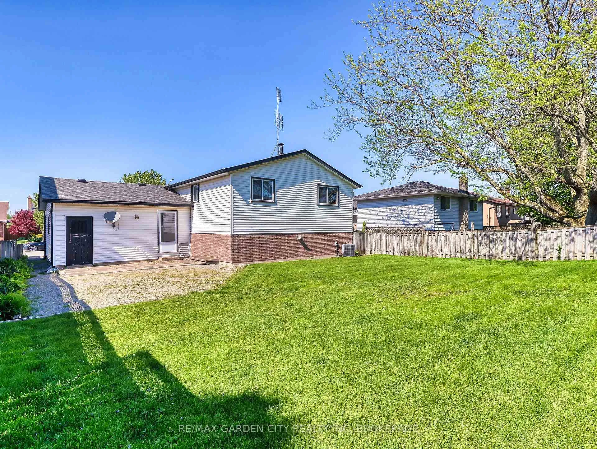 Photo 4 of 7740 Chorozy Street, Niagara Falls, Ascot — HOMEH