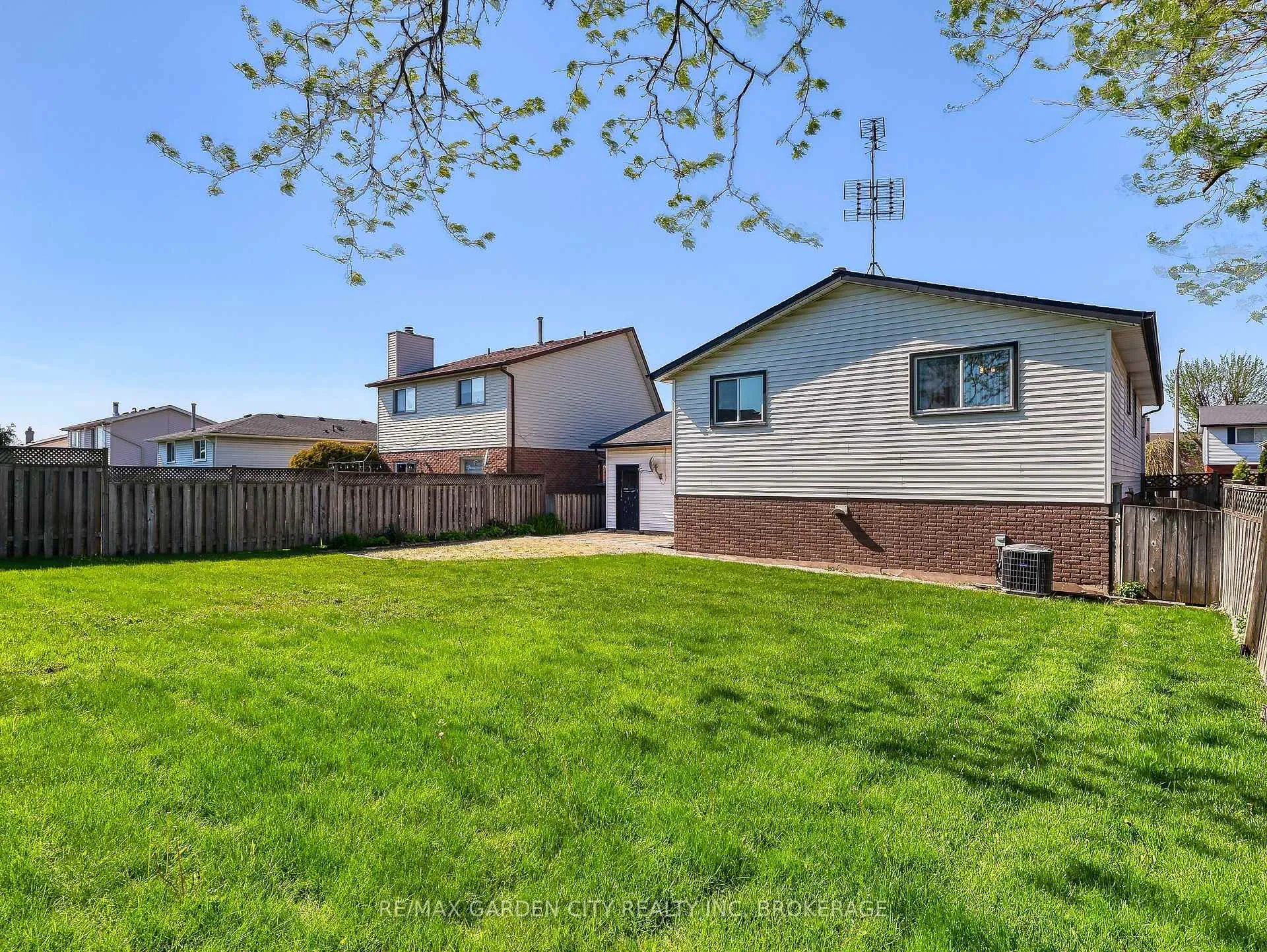 Photo 5 of 7740 Chorozy Street, Niagara Falls, Ascot — HOMEH