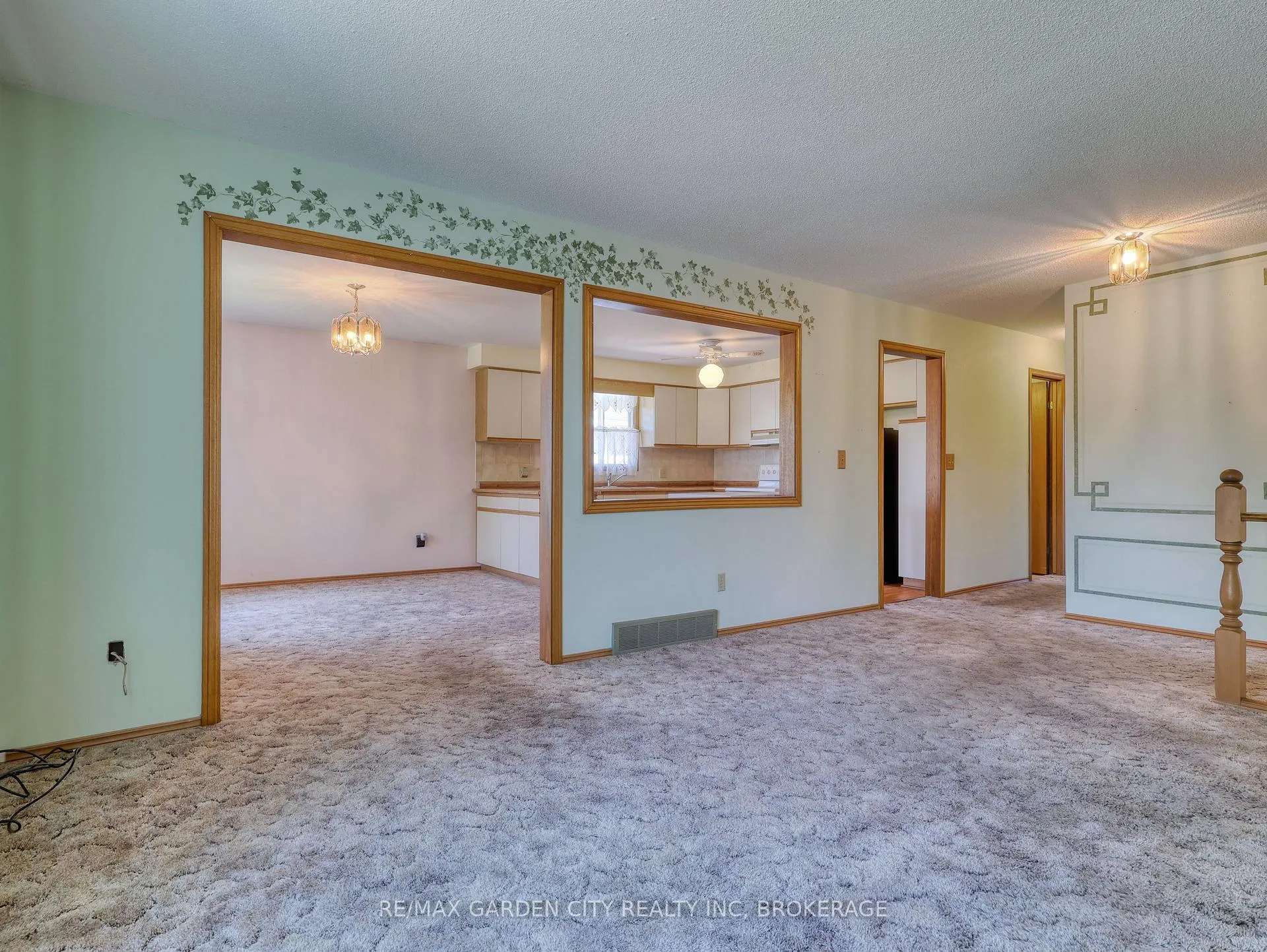 Photo 8 of 7740 Chorozy Street, Niagara Falls, Ascot — HOMEH