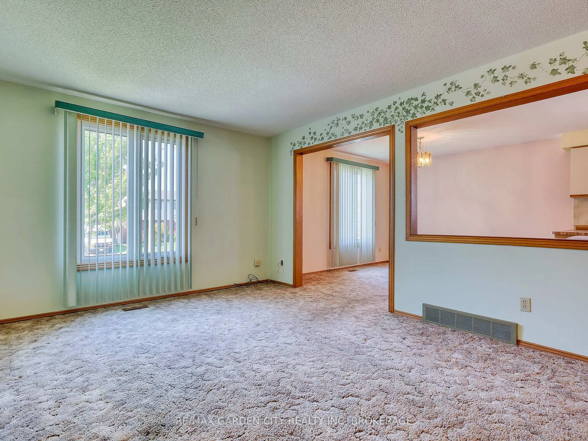Photo 9 of 7740 Chorozy Street, Niagara Falls, Ascot — HOMEH