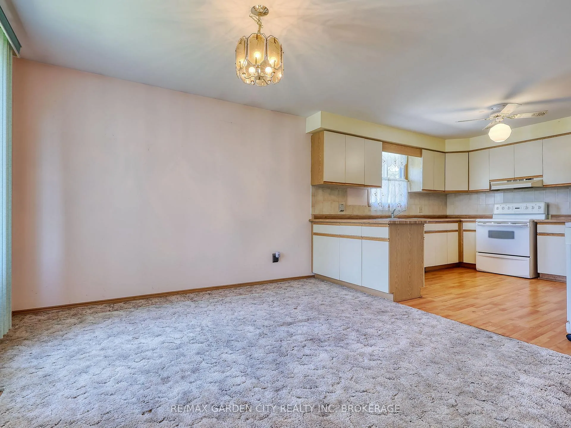 Photo 10 of 7740 Chorozy Street, Niagara Falls, Ascot — HOMEH