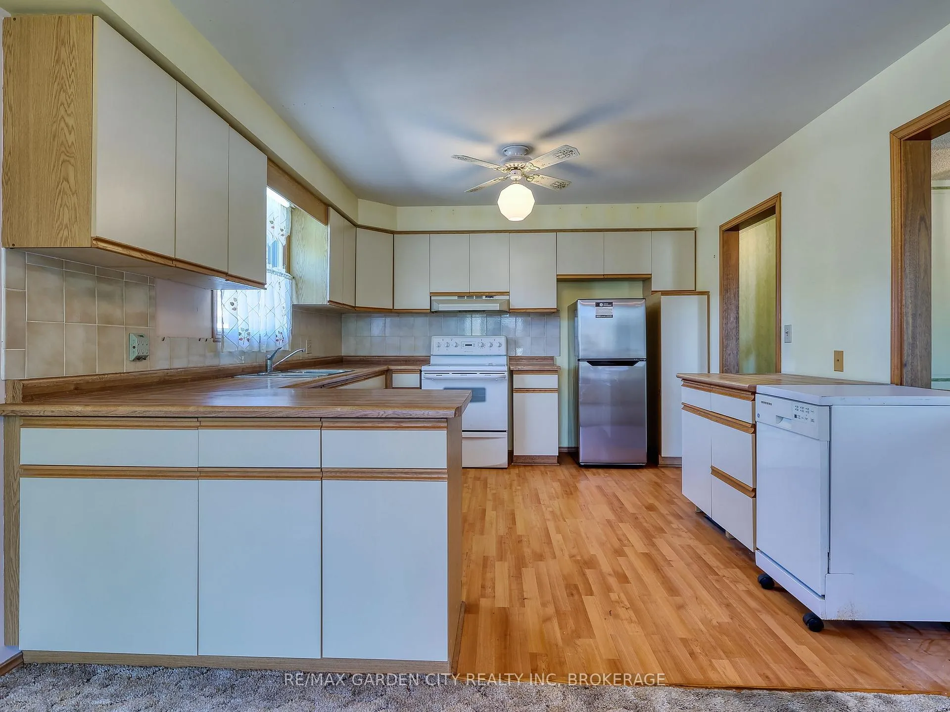 Photo 11 of 7740 Chorozy Street, Niagara Falls, Ascot — HOMEH