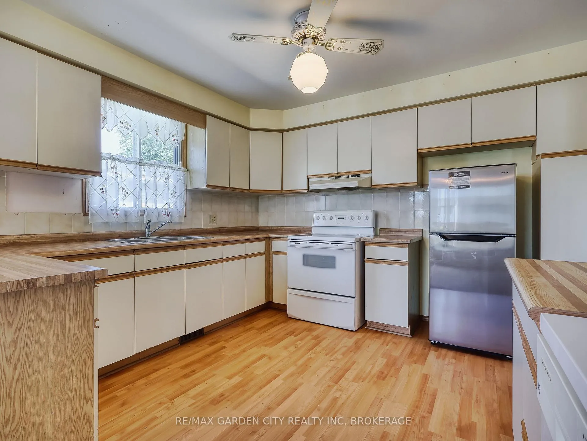 Photo 12 of 7740 Chorozy Street, Niagara Falls, Ascot — HOMEH