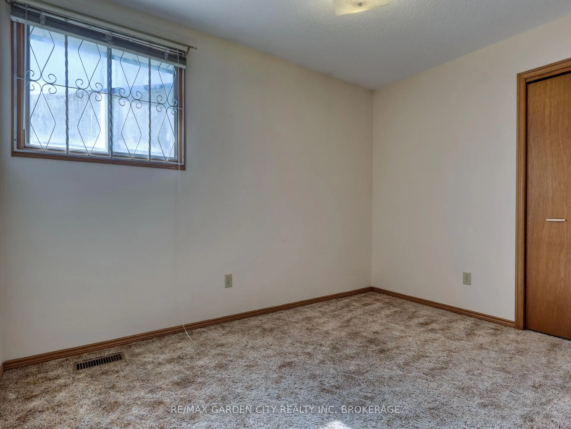 Photo 13 of 7740 Chorozy Street, Niagara Falls, Ascot — HOMEH