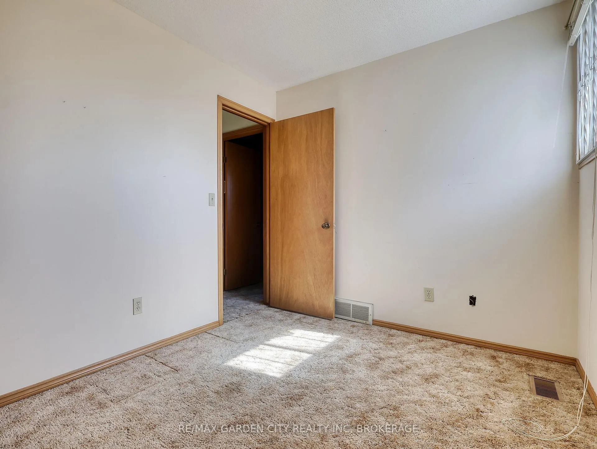 Photo 14 of 7740 Chorozy Street, Niagara Falls, Ascot — HOMEH