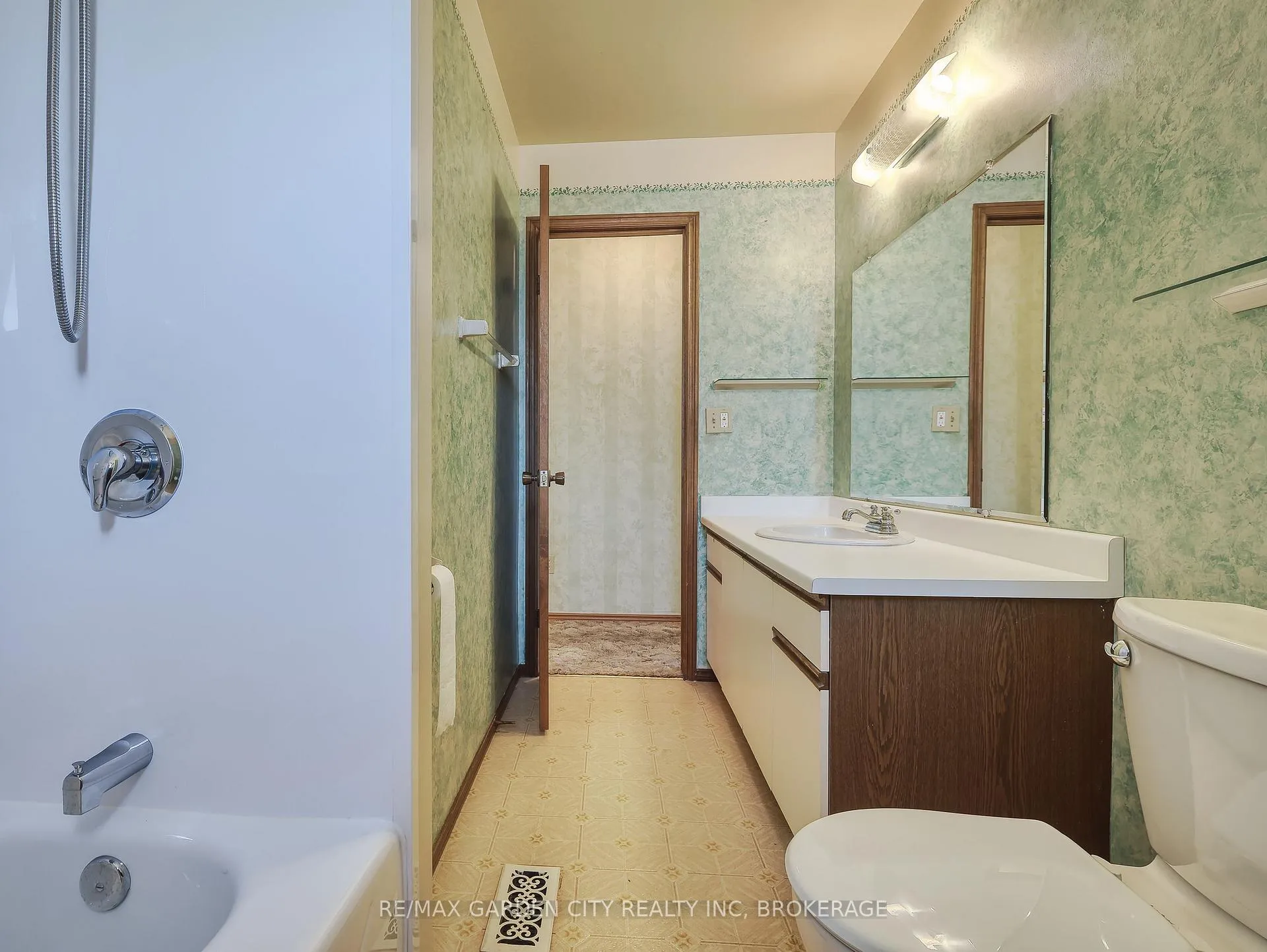 Photo 21 of 7740 Chorozy Street, Niagara Falls, Ascot — HOMEH