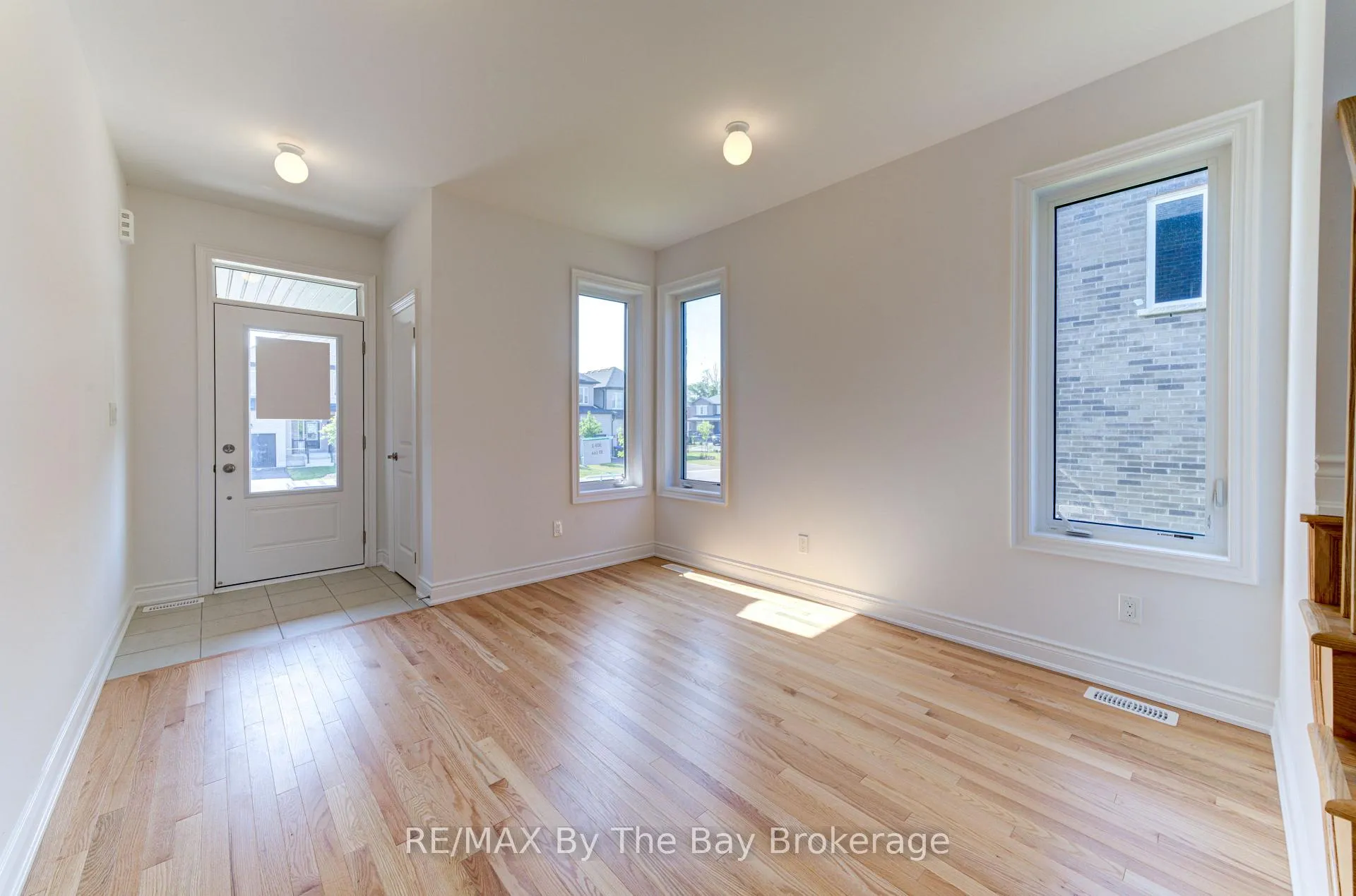 Photo 5 of 39 Lisa Street, Wasaga Beach — HOMEH