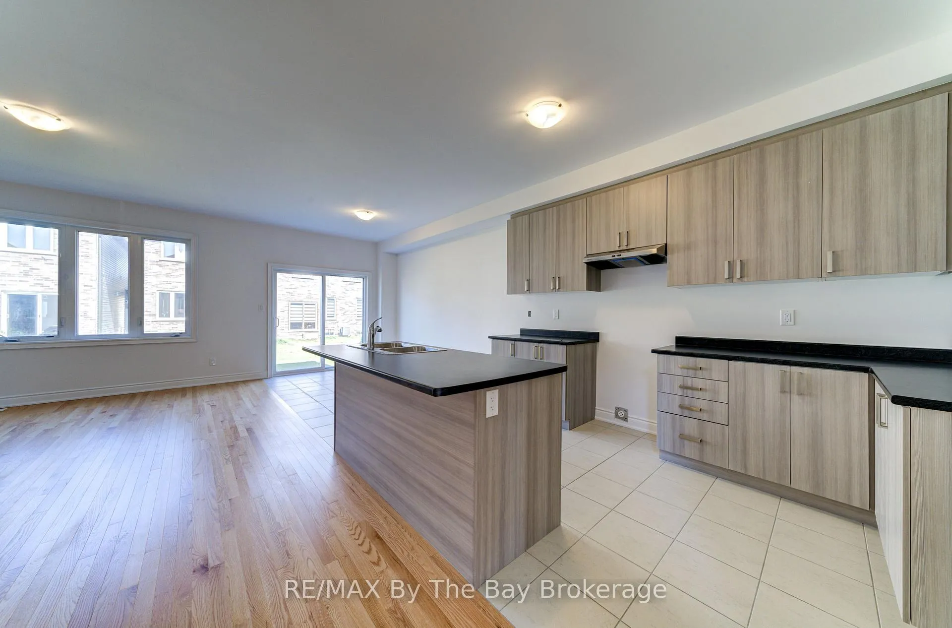 Photo 6 of 39 Lisa Street, Wasaga Beach — HOMEH