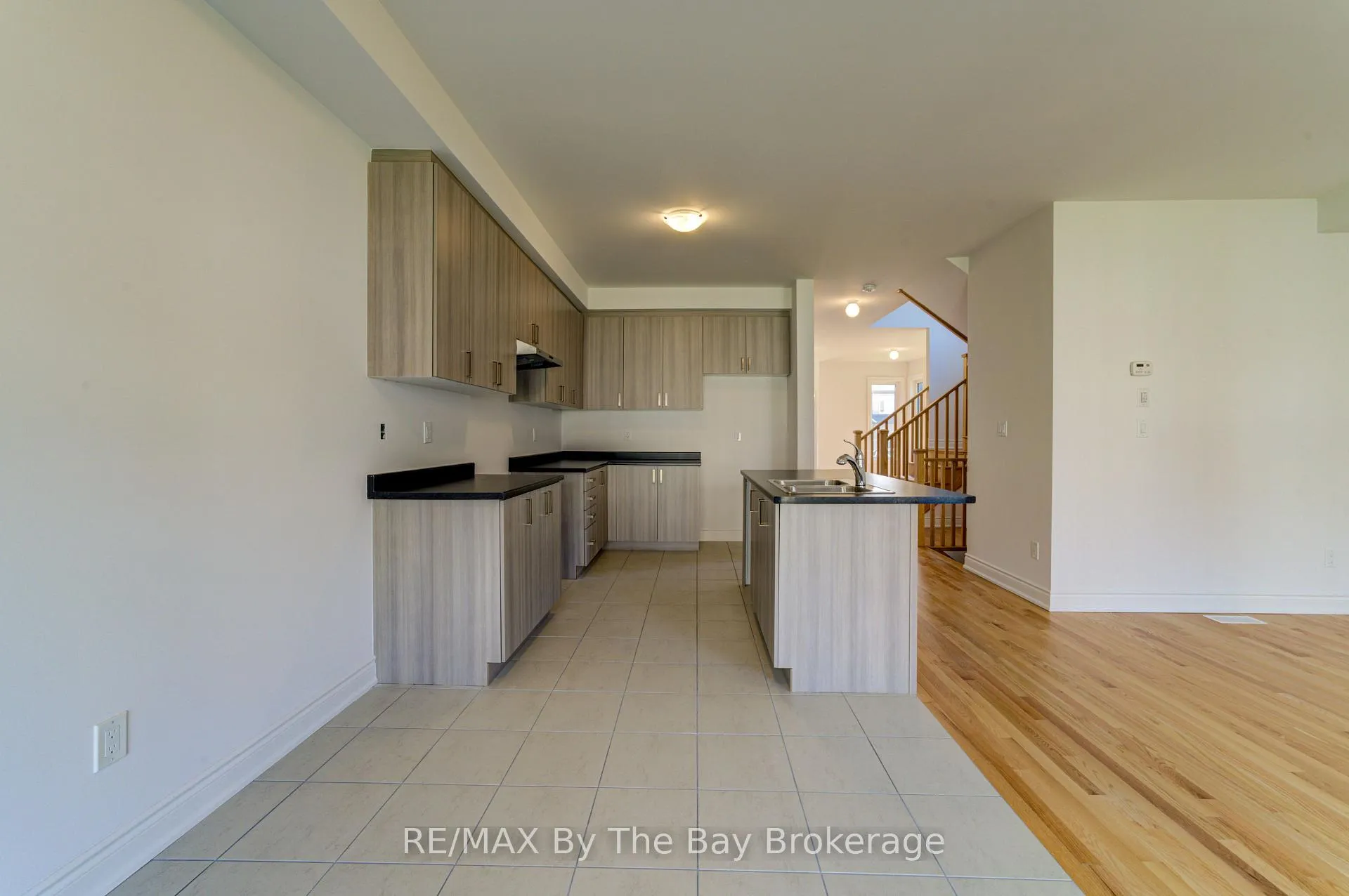 Photo 9 of 39 Lisa Street, Wasaga Beach — HOMEH