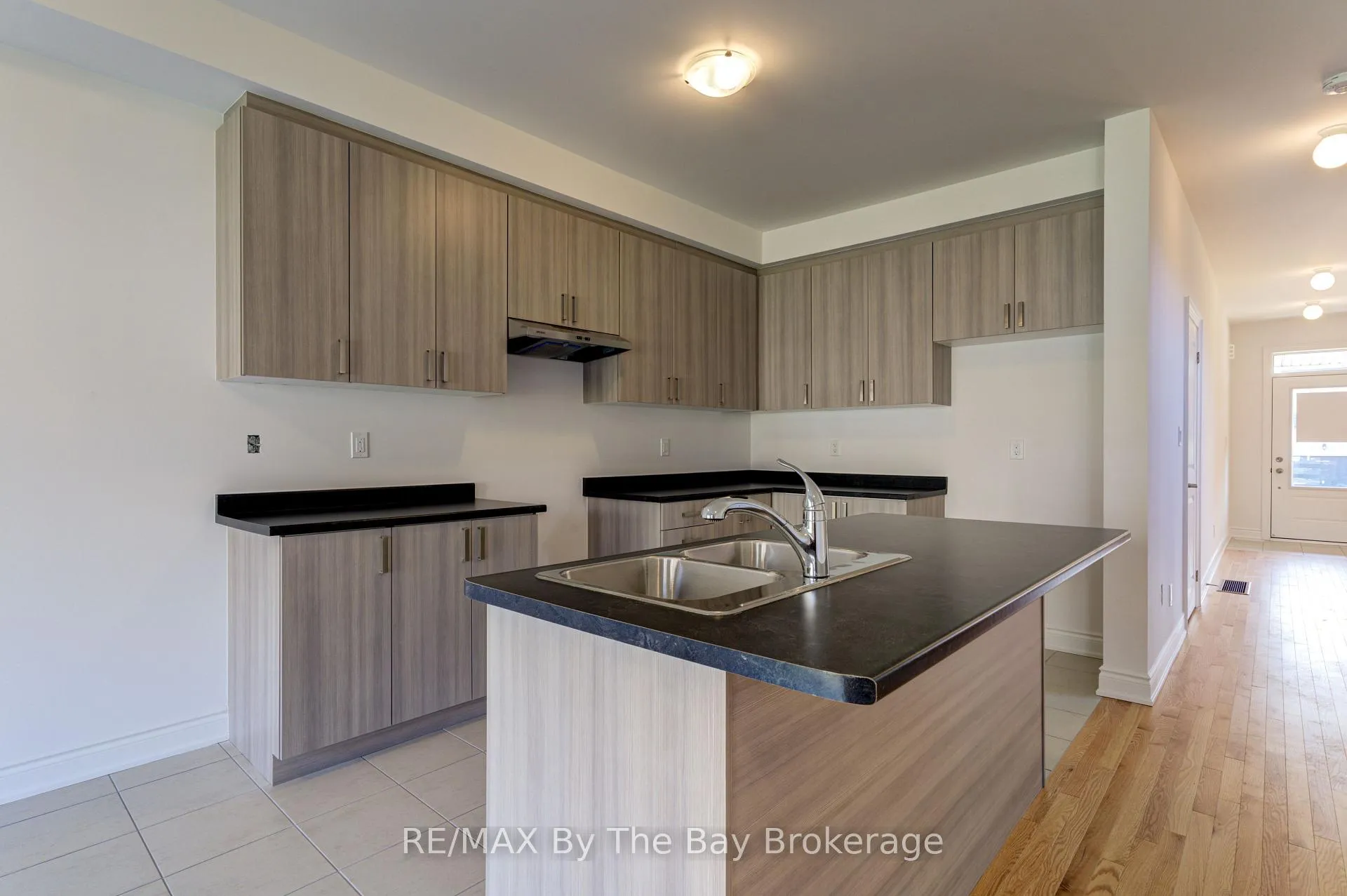 Photo 10 of 39 Lisa Street, Wasaga Beach — HOMEH