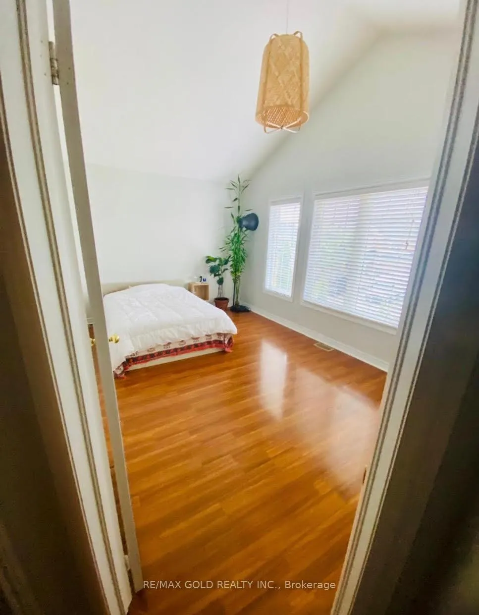 Photo 10 of 60 Swales Crescent, Brampton, Sandringham-Wellington — HOMEH