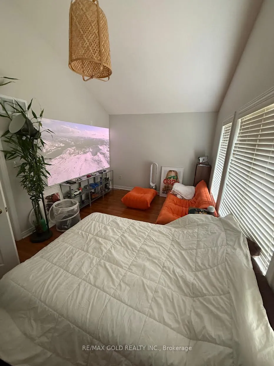 Photo 13 of 60 Swales Crescent, Brampton, Sandringham-Wellington — HOMEH
