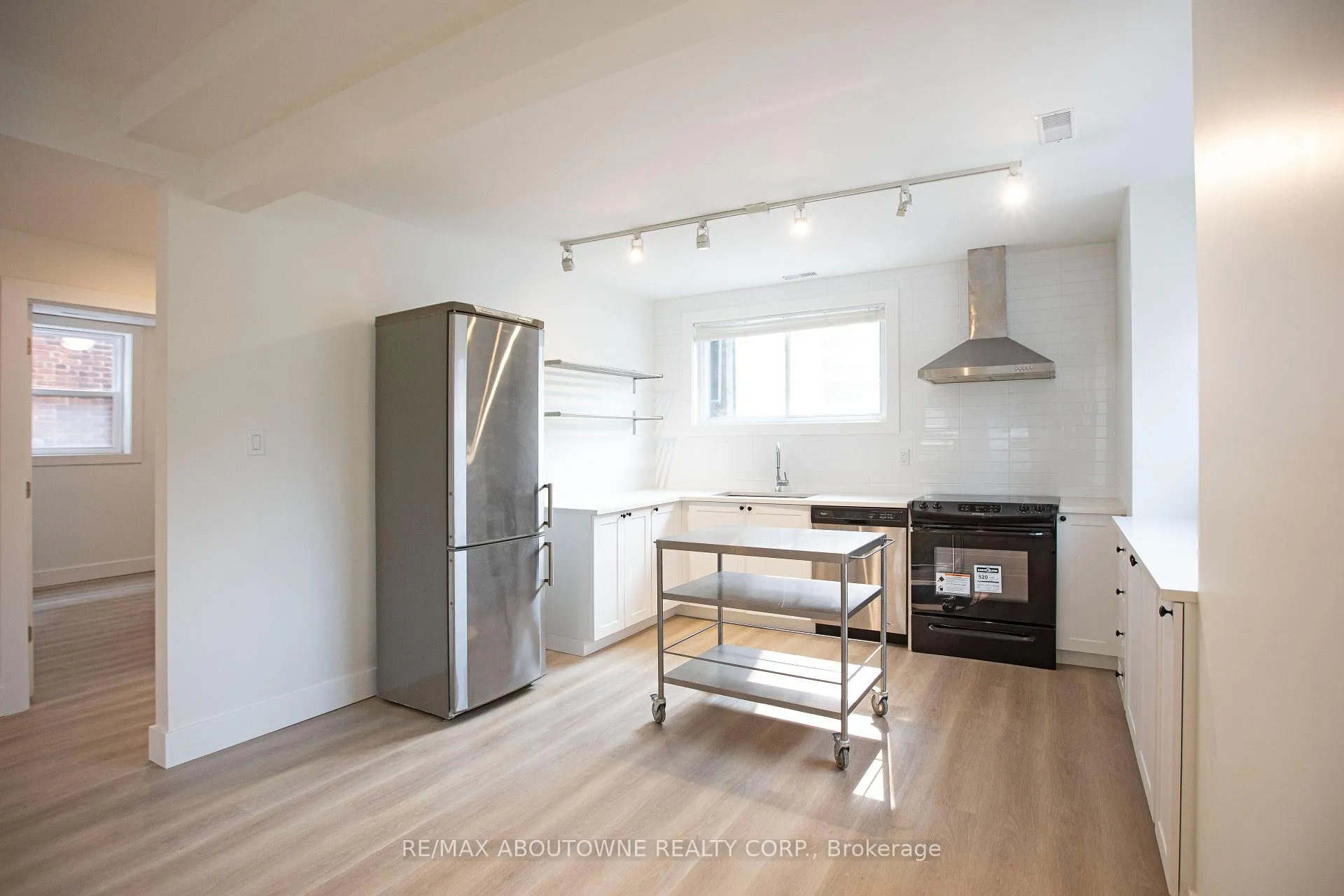 Photo 3 of 49 Fairleigh Avenue S, Hamilton, Gibson — HOMEH