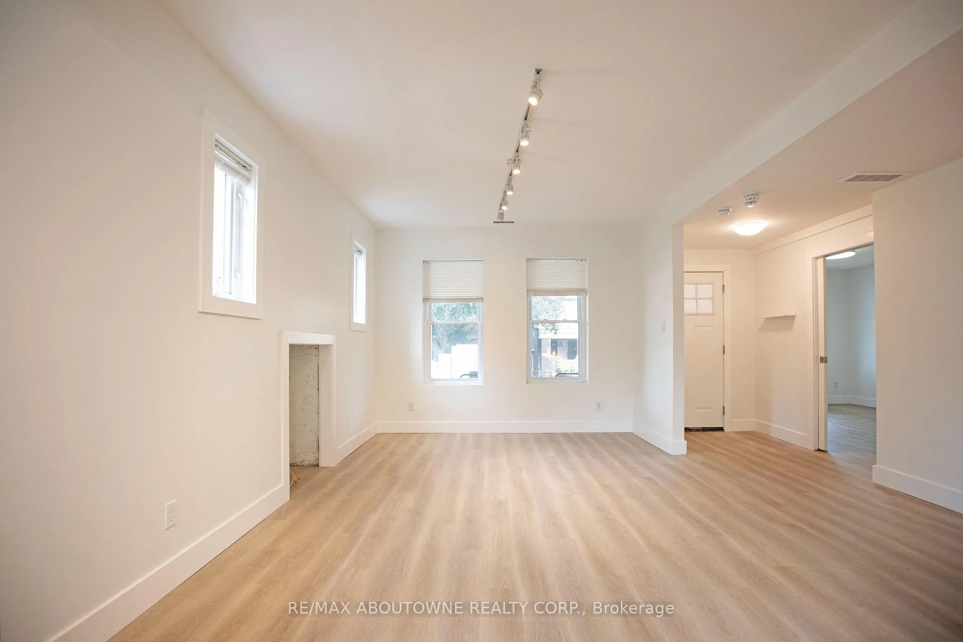 Photo 4 of 49 Fairleigh Avenue S, Hamilton, Gibson — HOMEH
