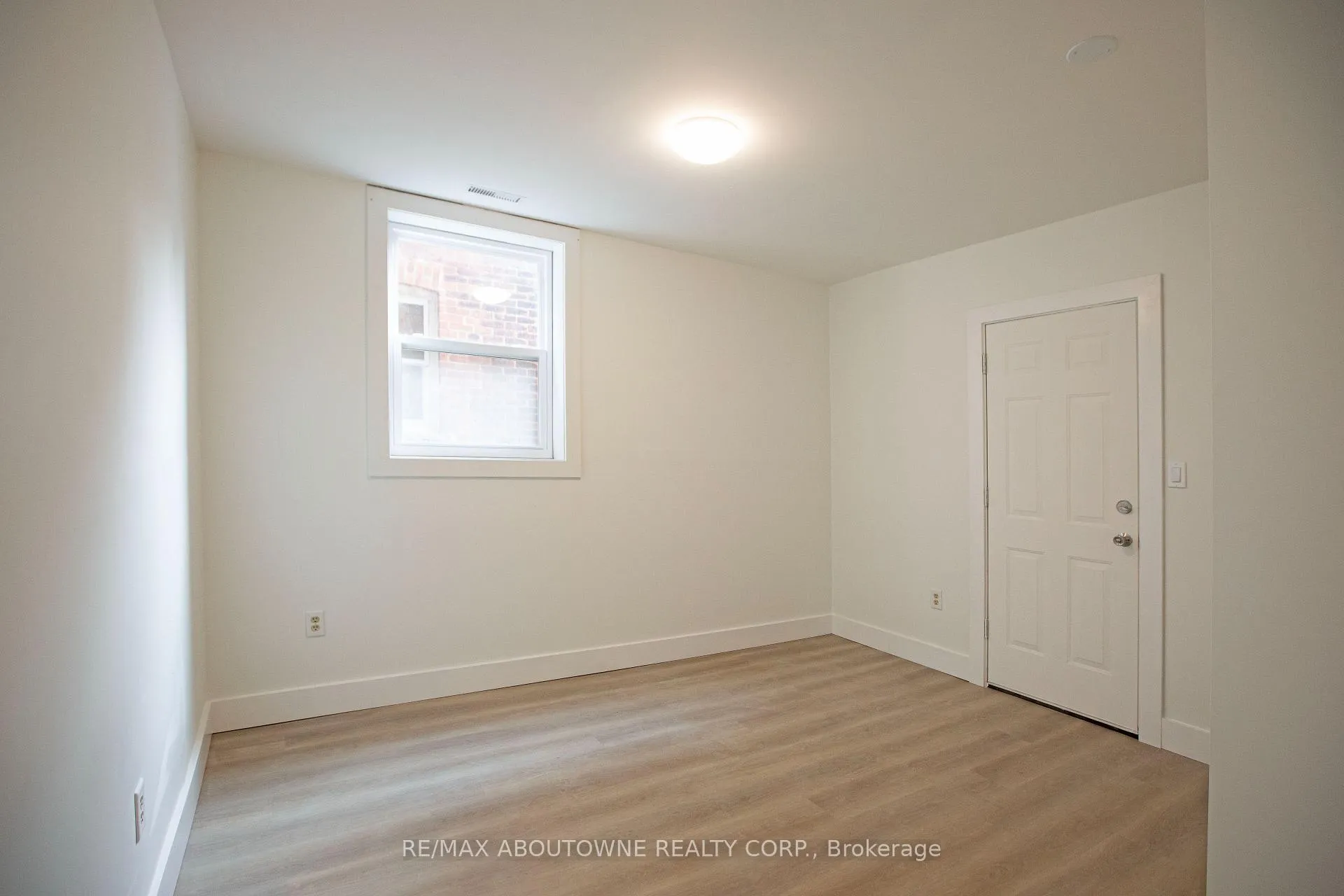 Photo 7 of 49 Fairleigh Avenue S, Hamilton, Gibson — HOMEH