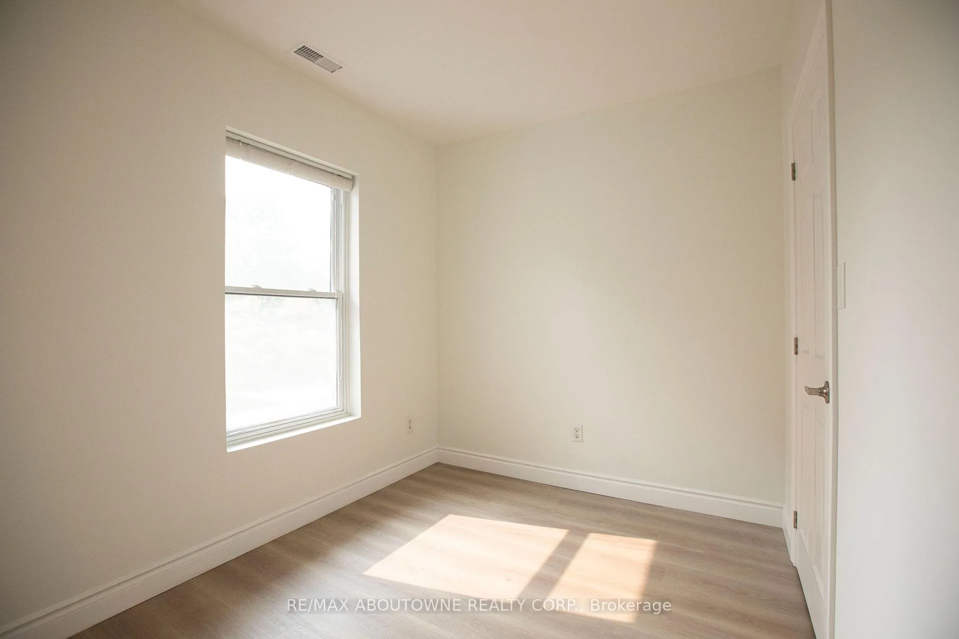 Photo 9 of 49 Fairleigh Avenue S, Hamilton, Gibson — HOMEH