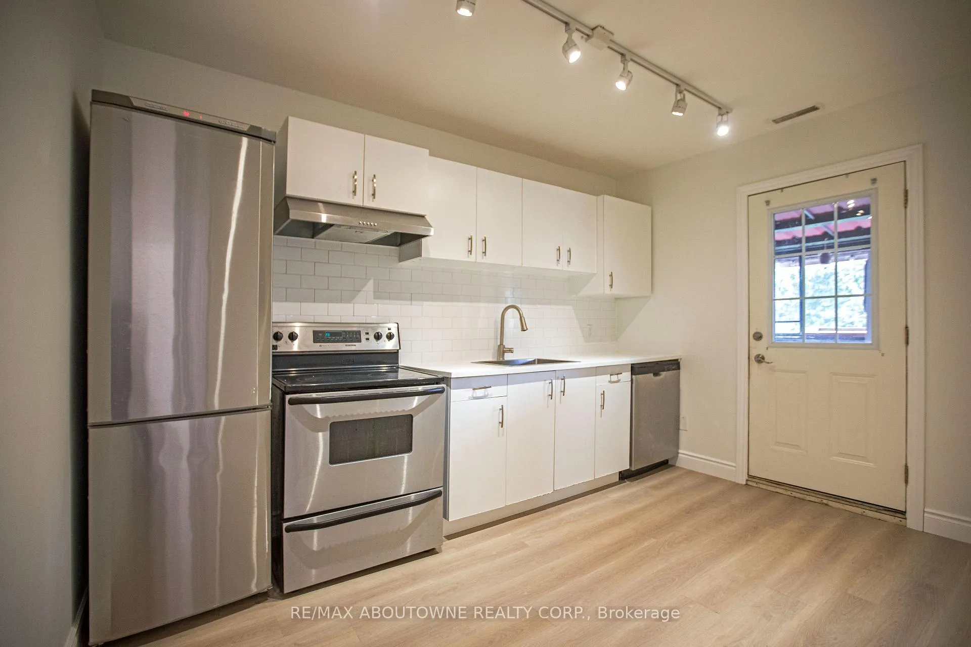 Photo 10 of 49 Fairleigh Avenue S, Hamilton, Gibson — HOMEH
