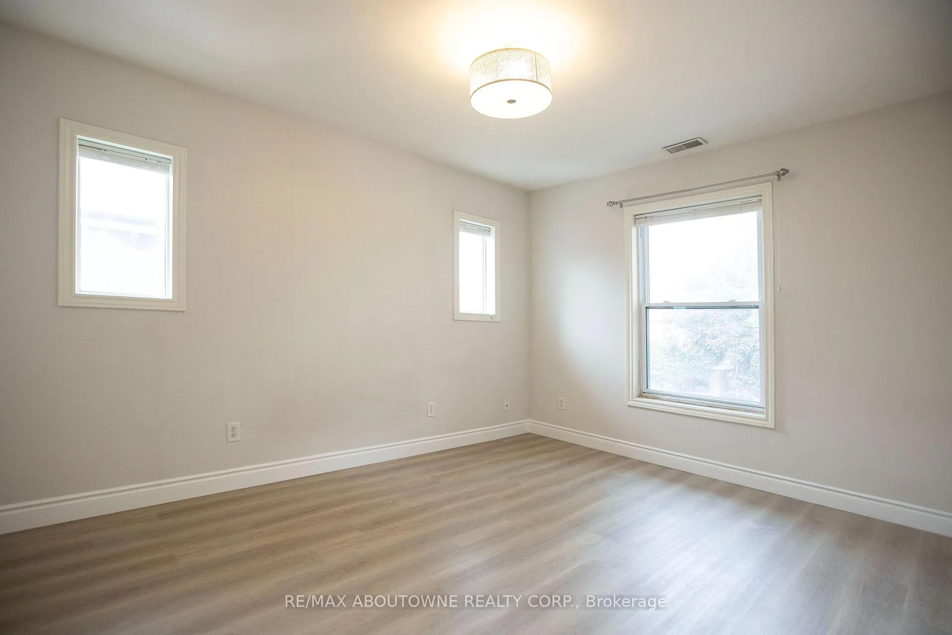Photo 12 of 49 Fairleigh Avenue S, Hamilton, Gibson — HOMEH