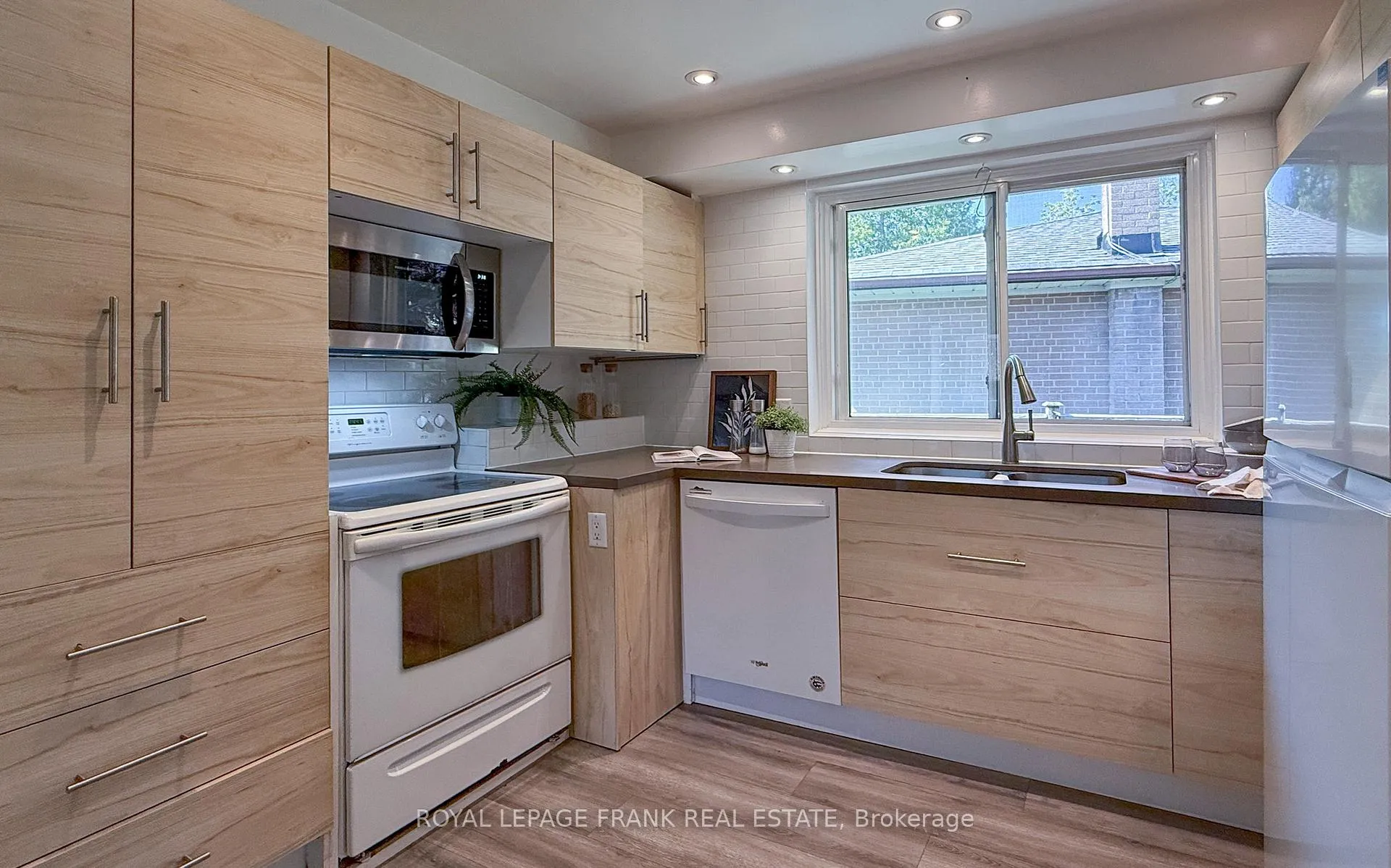 Photo 8 of 336 Viewmount Street, Oshawa, Donevan — HOMEH