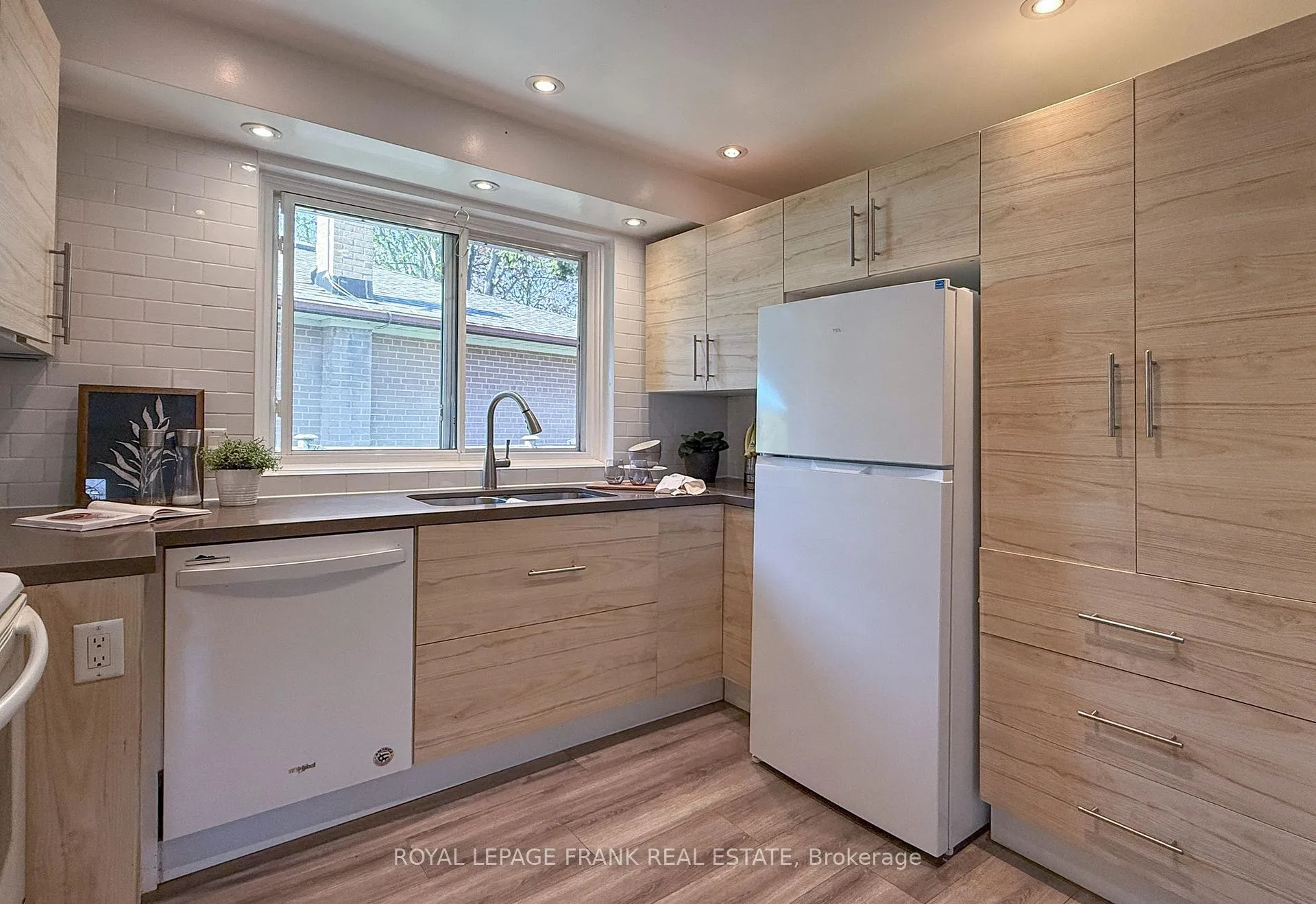 Photo 9 of 336 Viewmount Street, Oshawa, Donevan — HOMEH