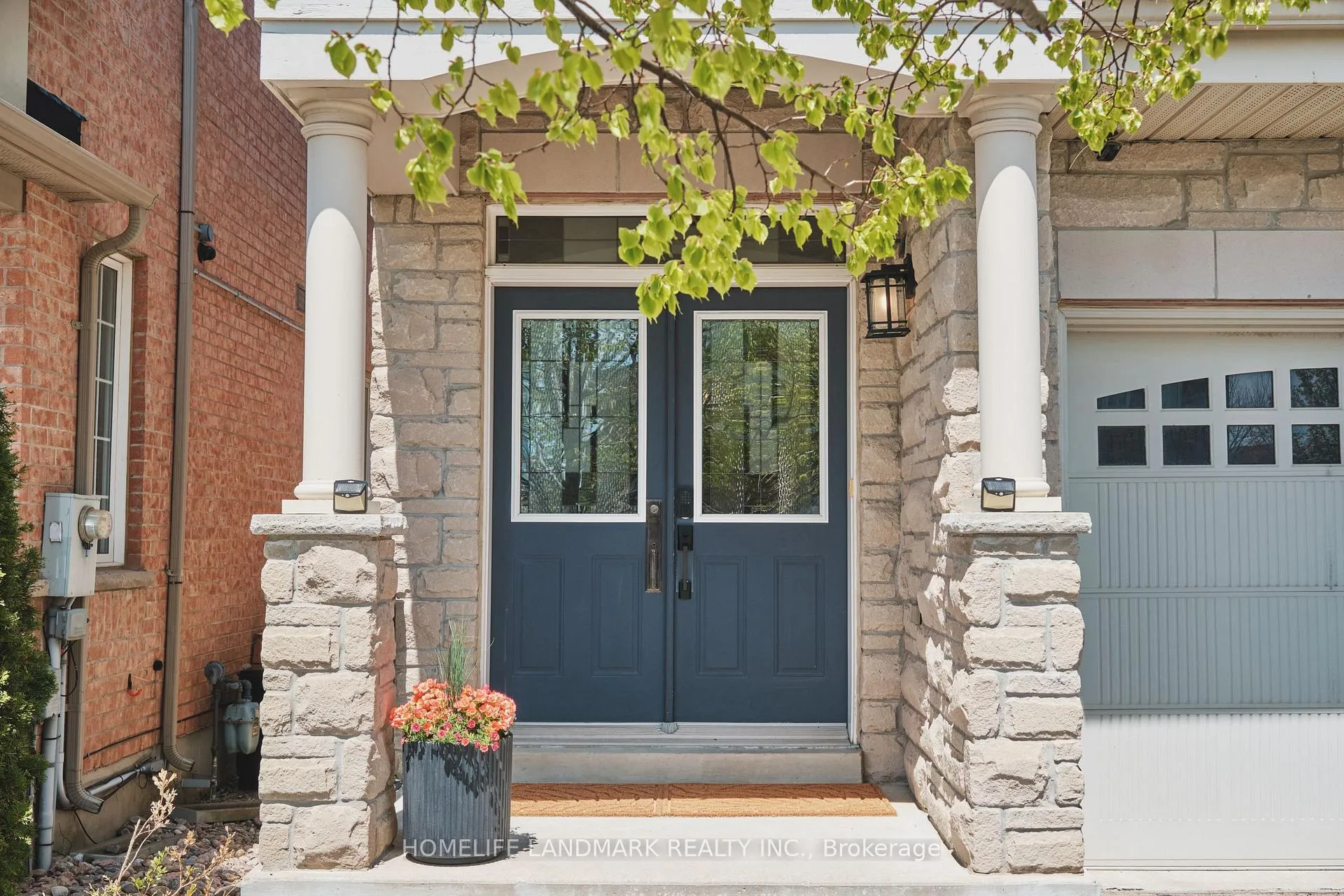Photo 3 of 50 Carrier Crescent, Vaughan, Patterson — HOMEH