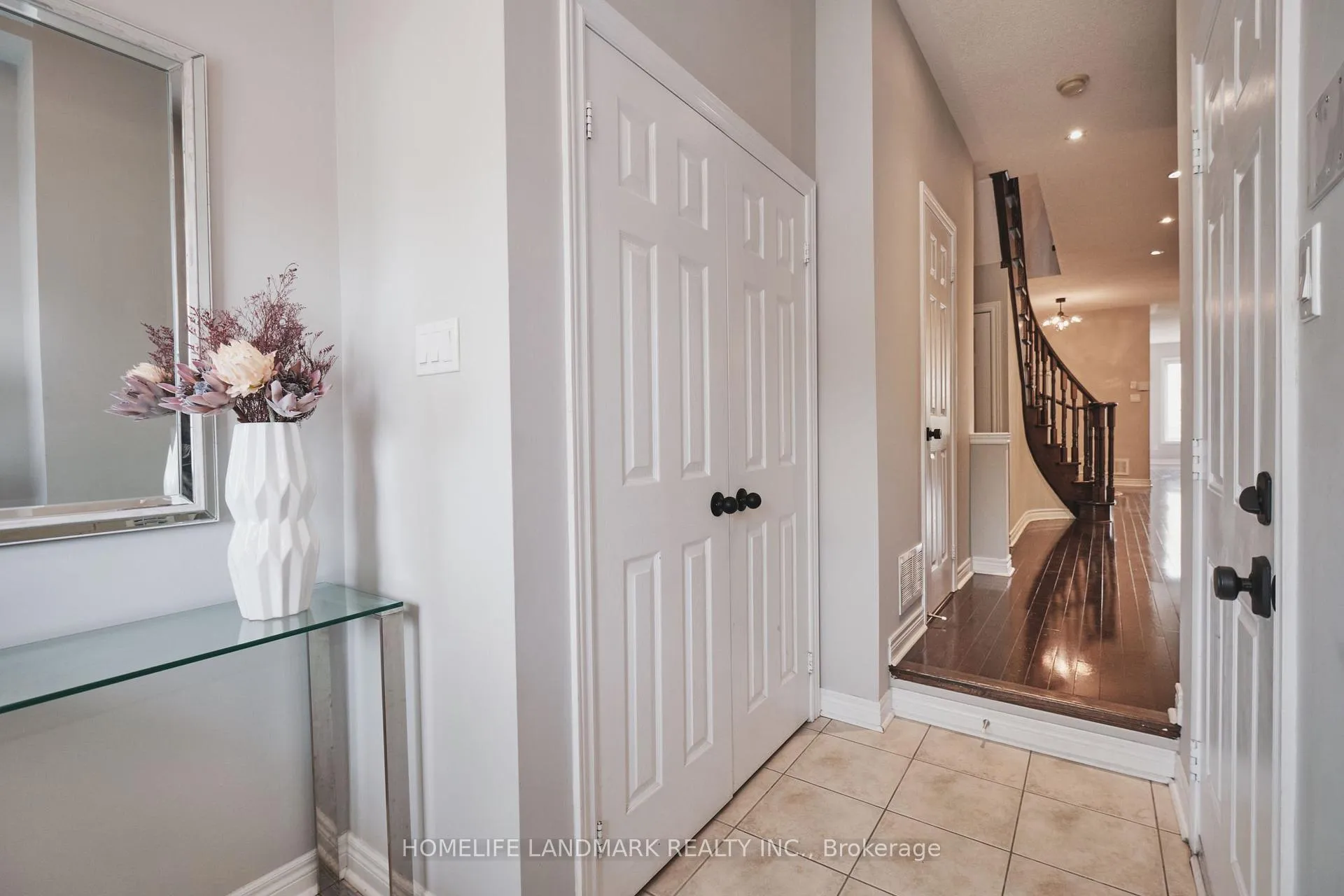 Photo 5 of 50 Carrier Crescent, Vaughan, Patterson — HOMEH