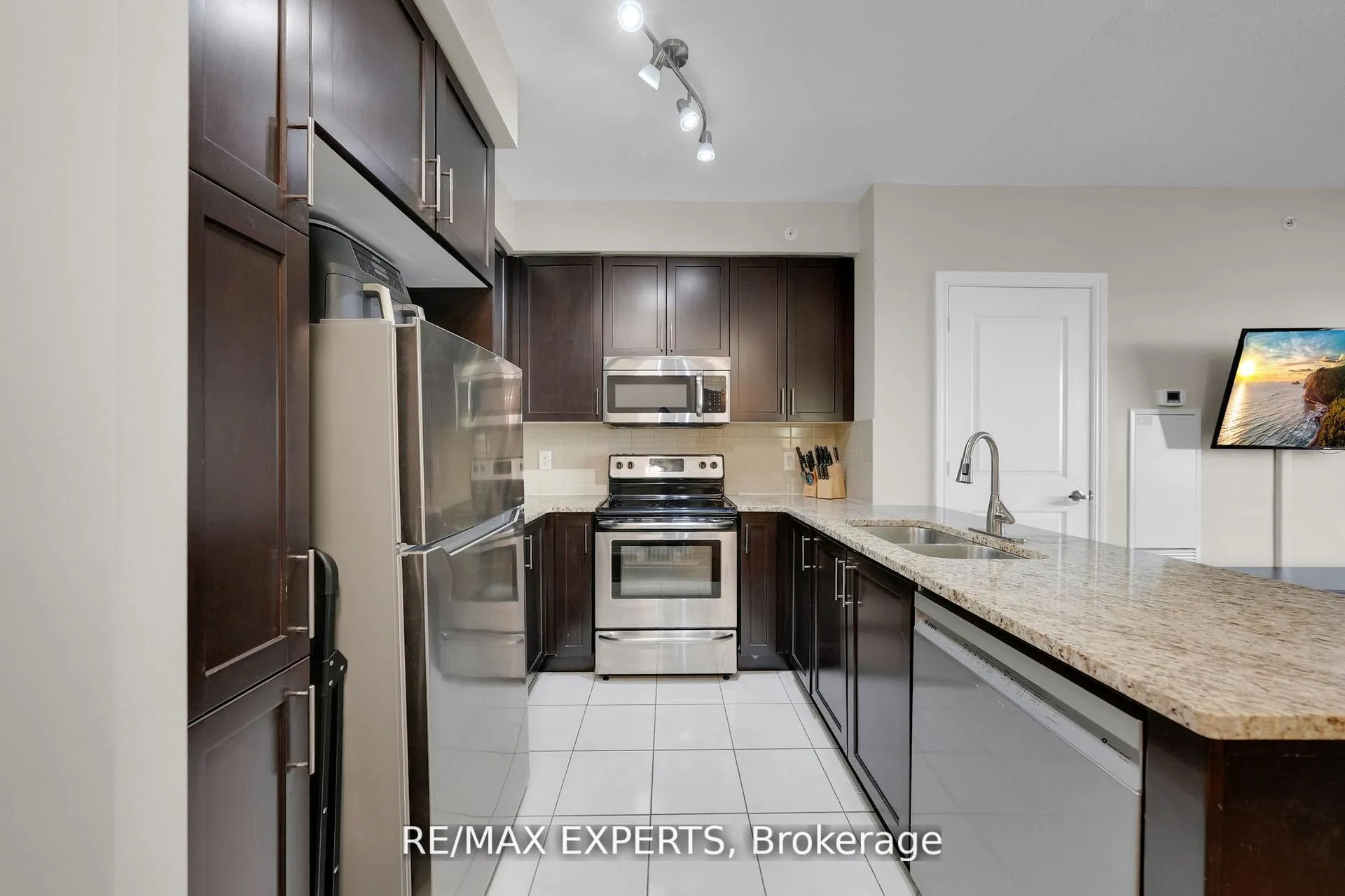 Photo 5 of Unit 701, 9255 Jane Street, Vaughan, Maple — HOMEH