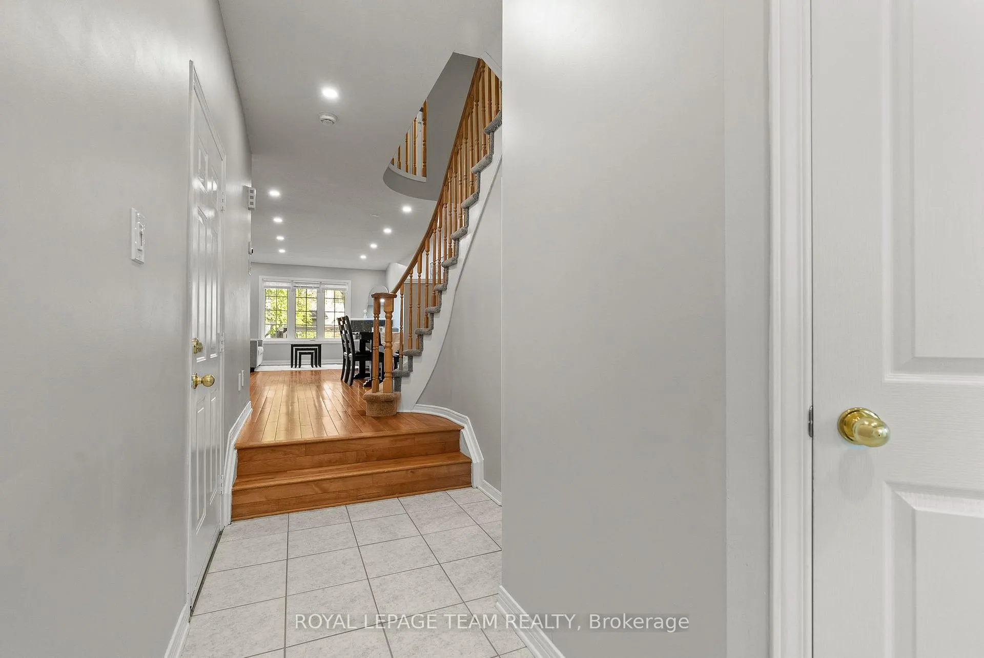 Photo 4 of 40 Milner Downs Crescent, Ottawa, Kanata - Emerald Meadows/Trailwest — HOMEH