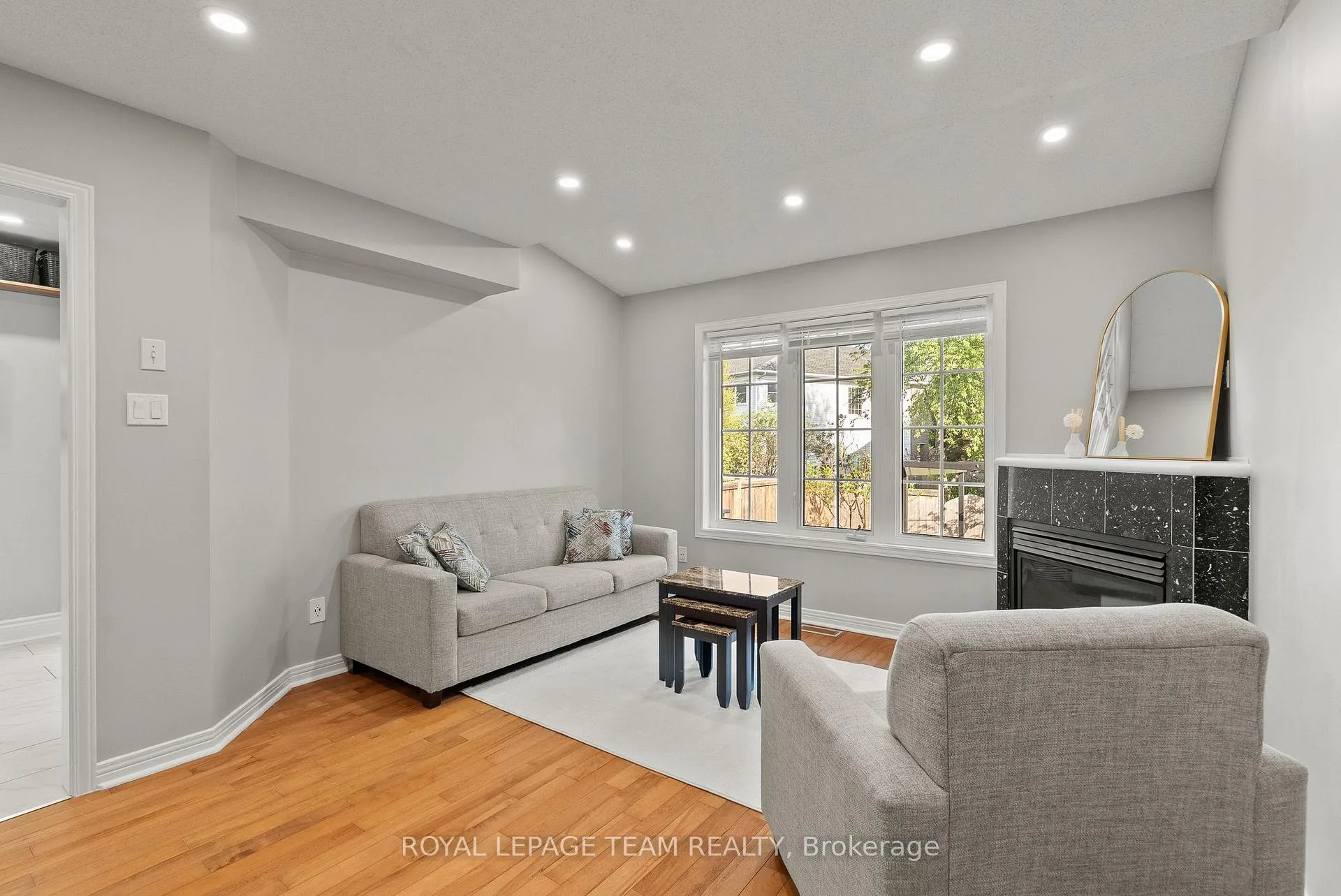 Photo 10 of 40 Milner Downs Crescent, Ottawa, Kanata - Emerald Meadows/Trailwest — HOMEH